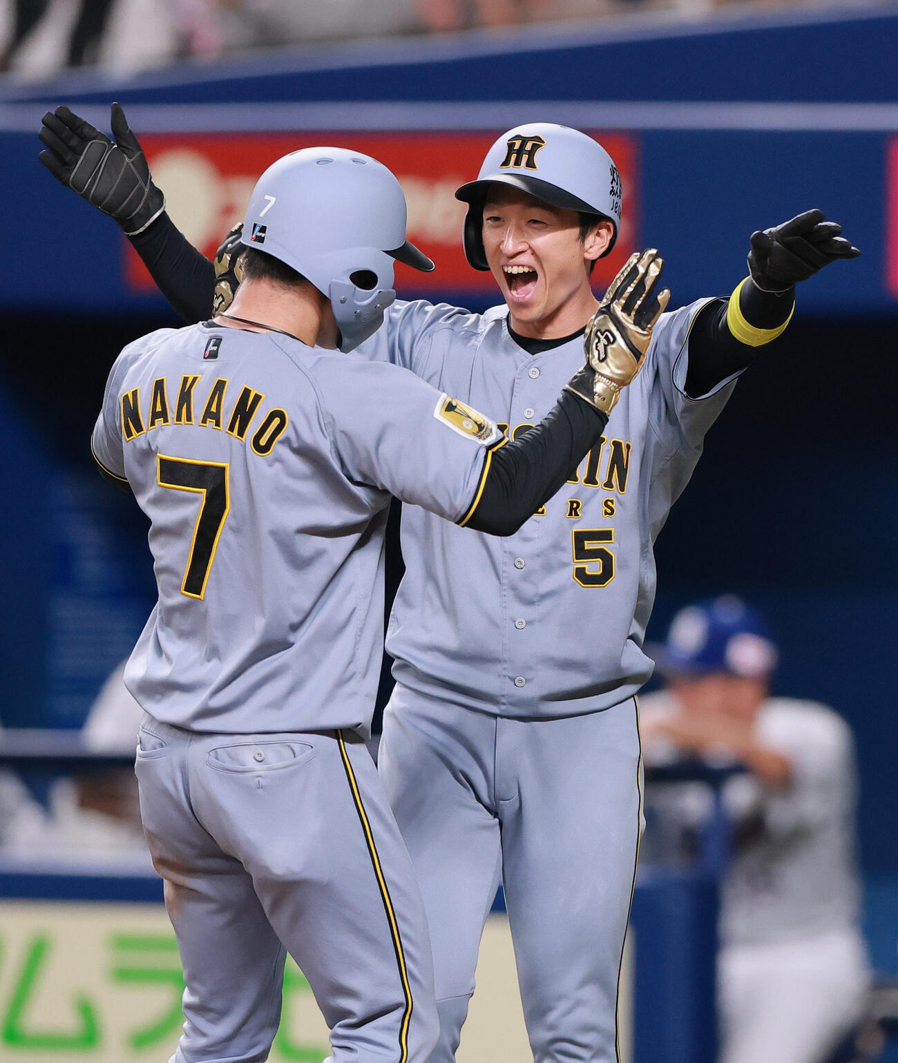 中日対阪神　5回表阪神2死二、三塁、森下の2点適時打で生還し喜ぶ三走近本（右）と二走中野（撮影・上山淳一）