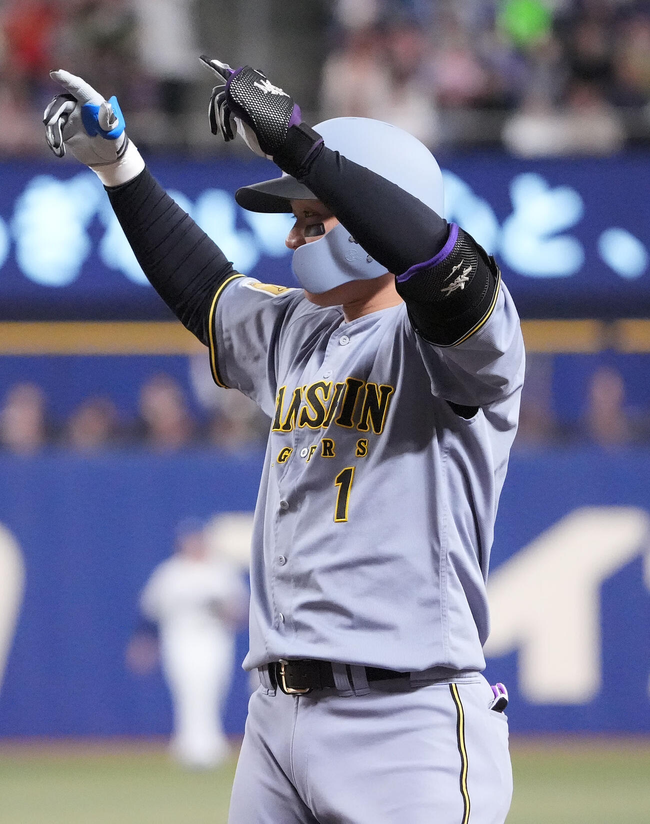 中日対阪神　5回表阪神2死二、三塁、森下（左）は2点適時打を放ちベンチ向かってアピールする（撮影・森本幸一）
