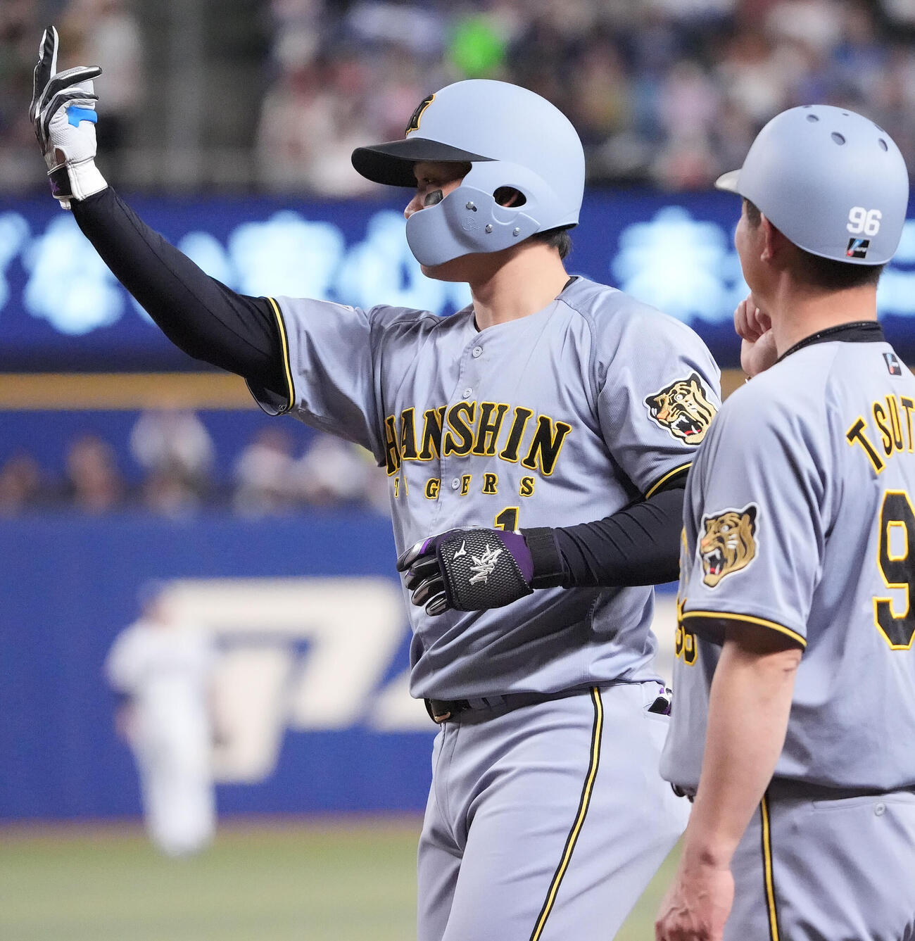 中日対阪神　5回表阪神2死二、三塁、森下（左）は2点適時打を放ちベンチ向かってアピールする（撮影・森本幸一）