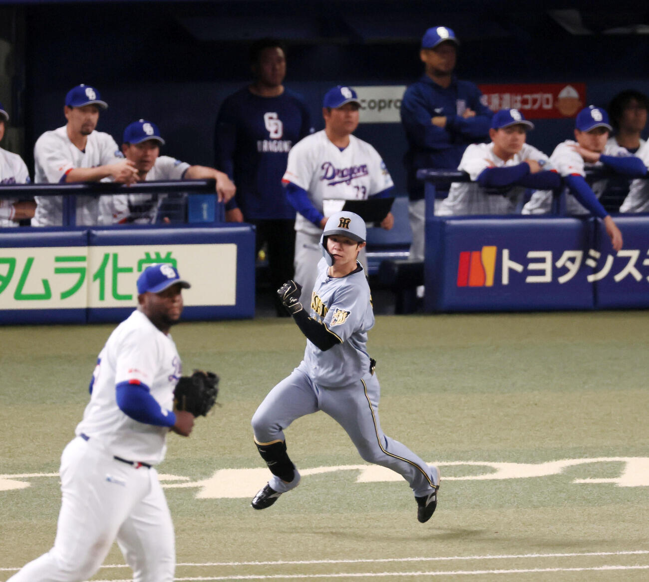 中日対阪神　5回表阪神2死一、二塁、中野は中越え適時二塁打を放つ（撮影・加藤哉）