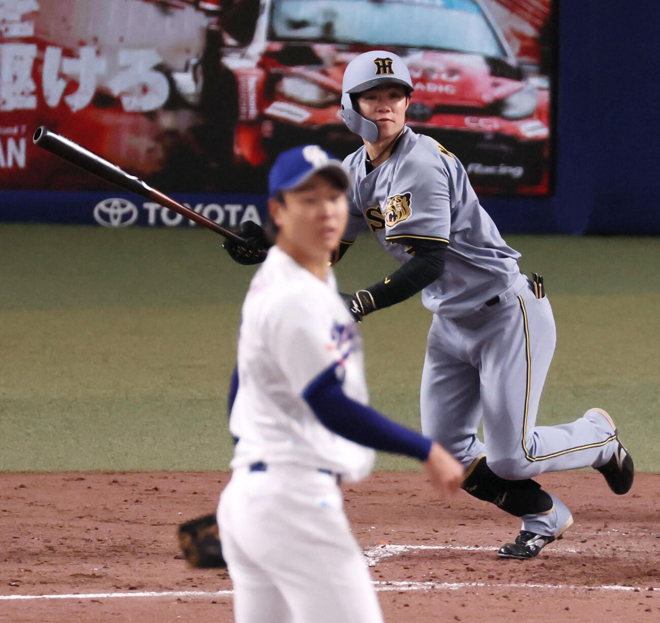 中日対阪神　5回表阪神2死一、二塁、中野は越え適時二塁打を放つ。投手高橋宏（撮影・加藤哉）