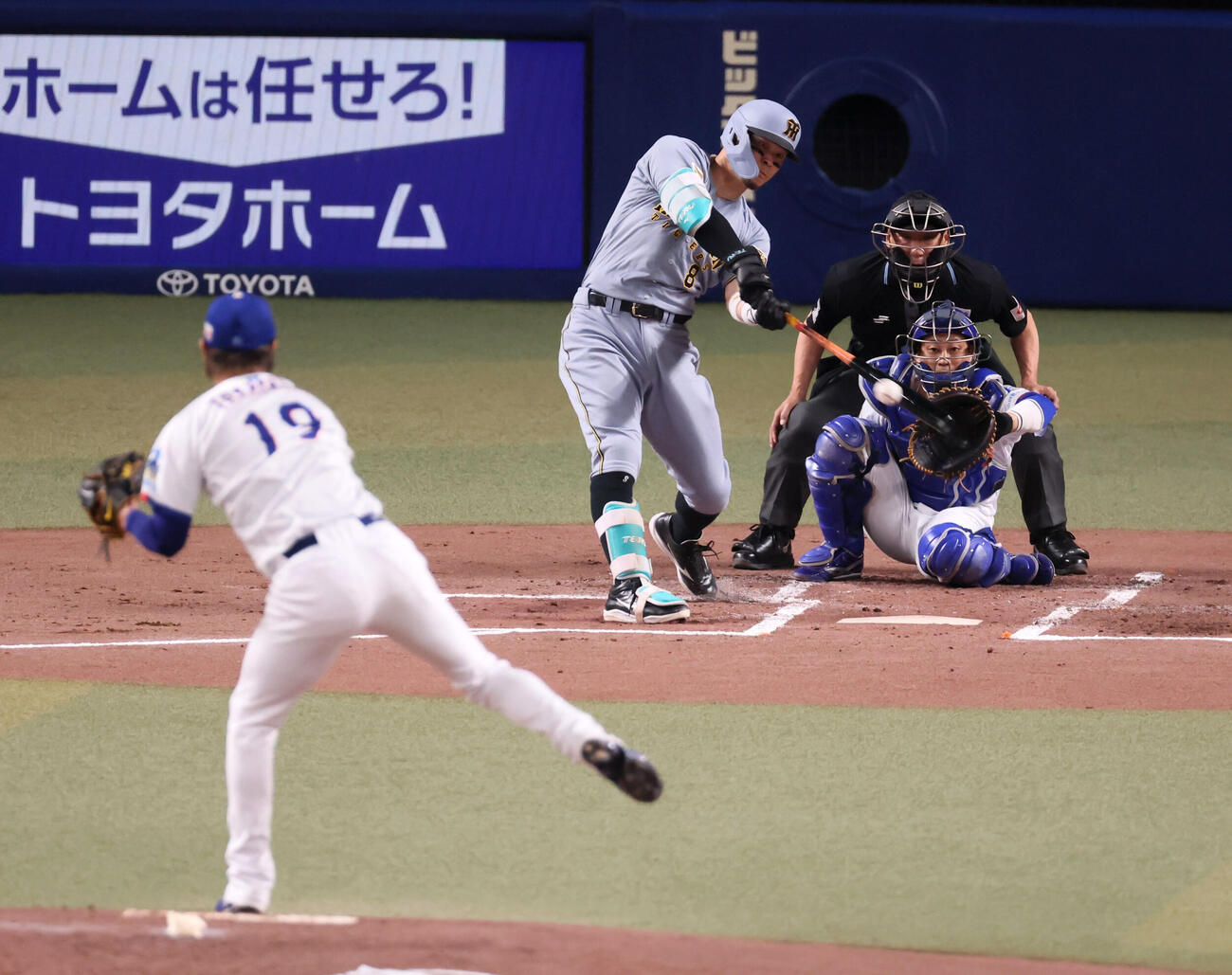 中日対阪神　2回表阪神無死、佐藤は右前打を放つ。投手高橋宏（撮影・加藤哉）