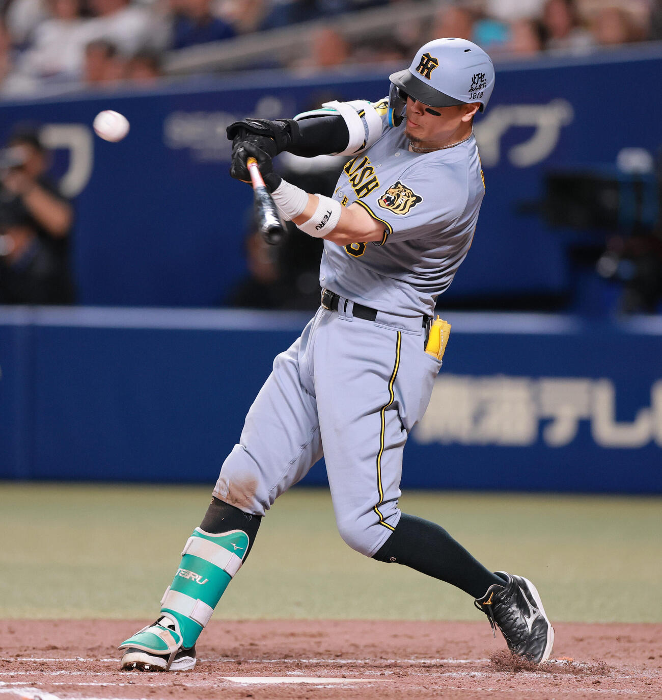 中日対阪神　5回表阪神2死一塁、二塁、二塁打を放つ佐藤（撮影・上山淳一）