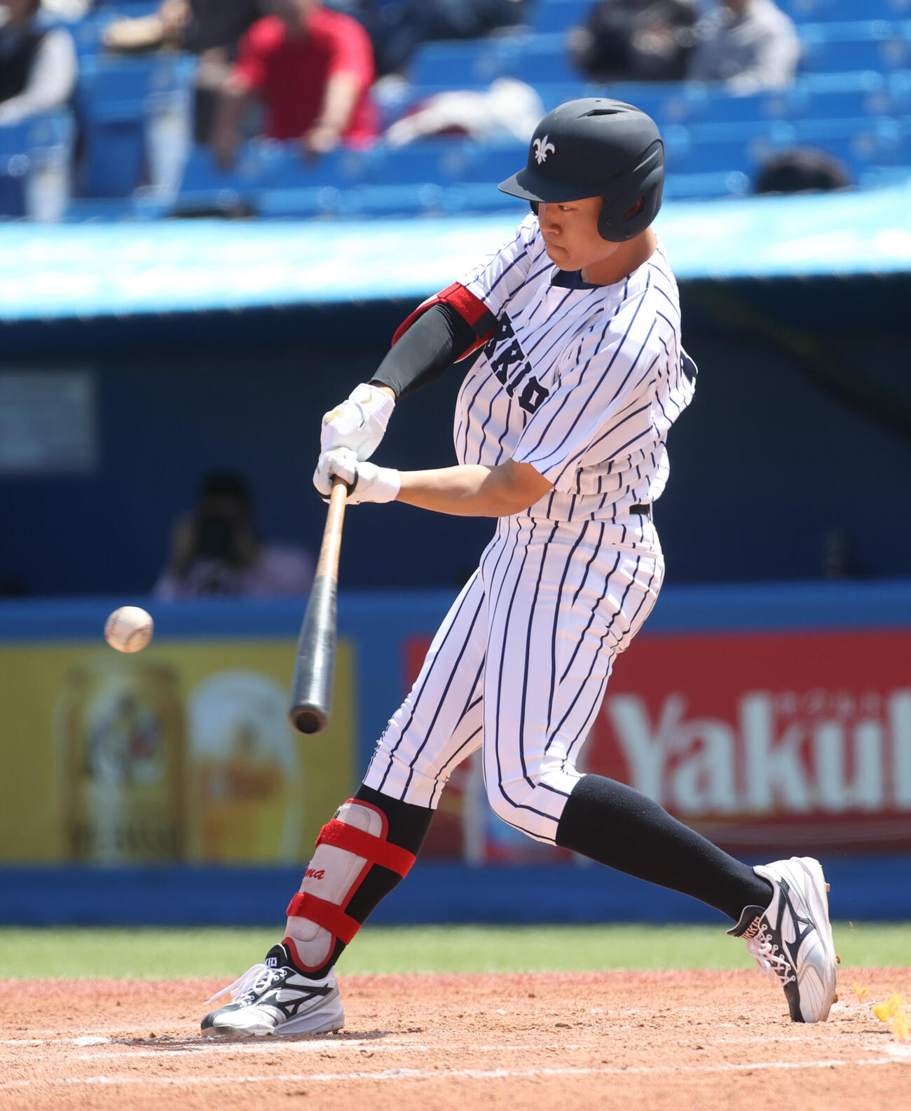 立大対慶大　2回表立大1死一、二塁、本間は適時二塁打を放つ（撮影・柴田隆二）