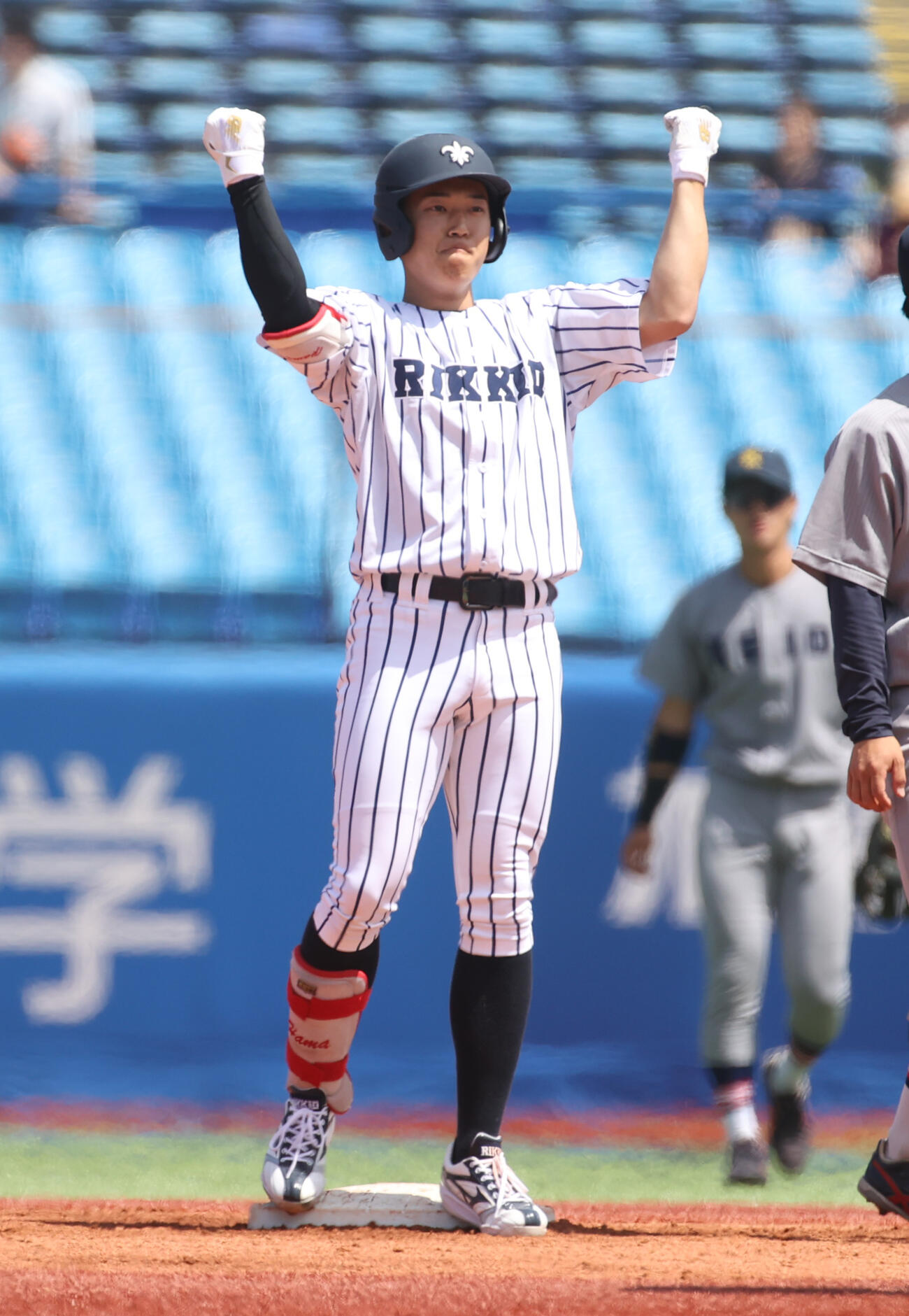 立大対慶大　2回表立大1死一、二塁、本間は適時二塁打を放ちガッツポーズする（撮影・柴田隆二）