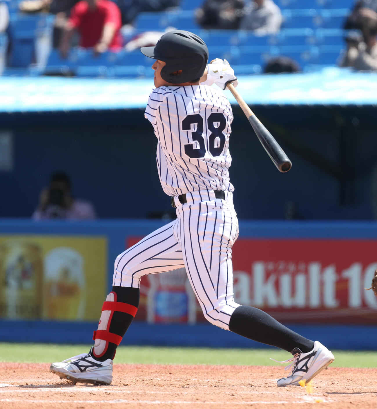 立大対慶大　2回表立大1死一、二塁、本間は適時二塁打を放つ（撮影・柴田隆二）