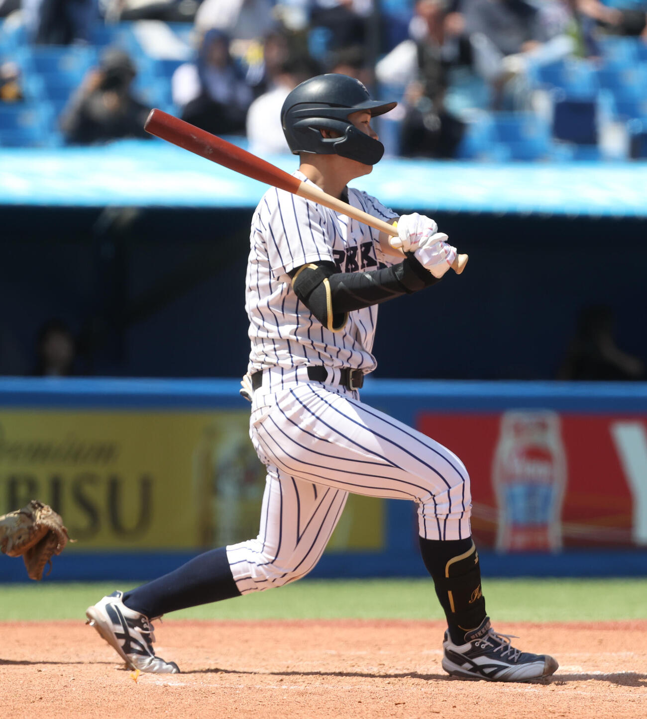 立大対慶大　3回表立大2死一、三塁、村本は適時三塁打を放つ（撮影・柴田隆二）