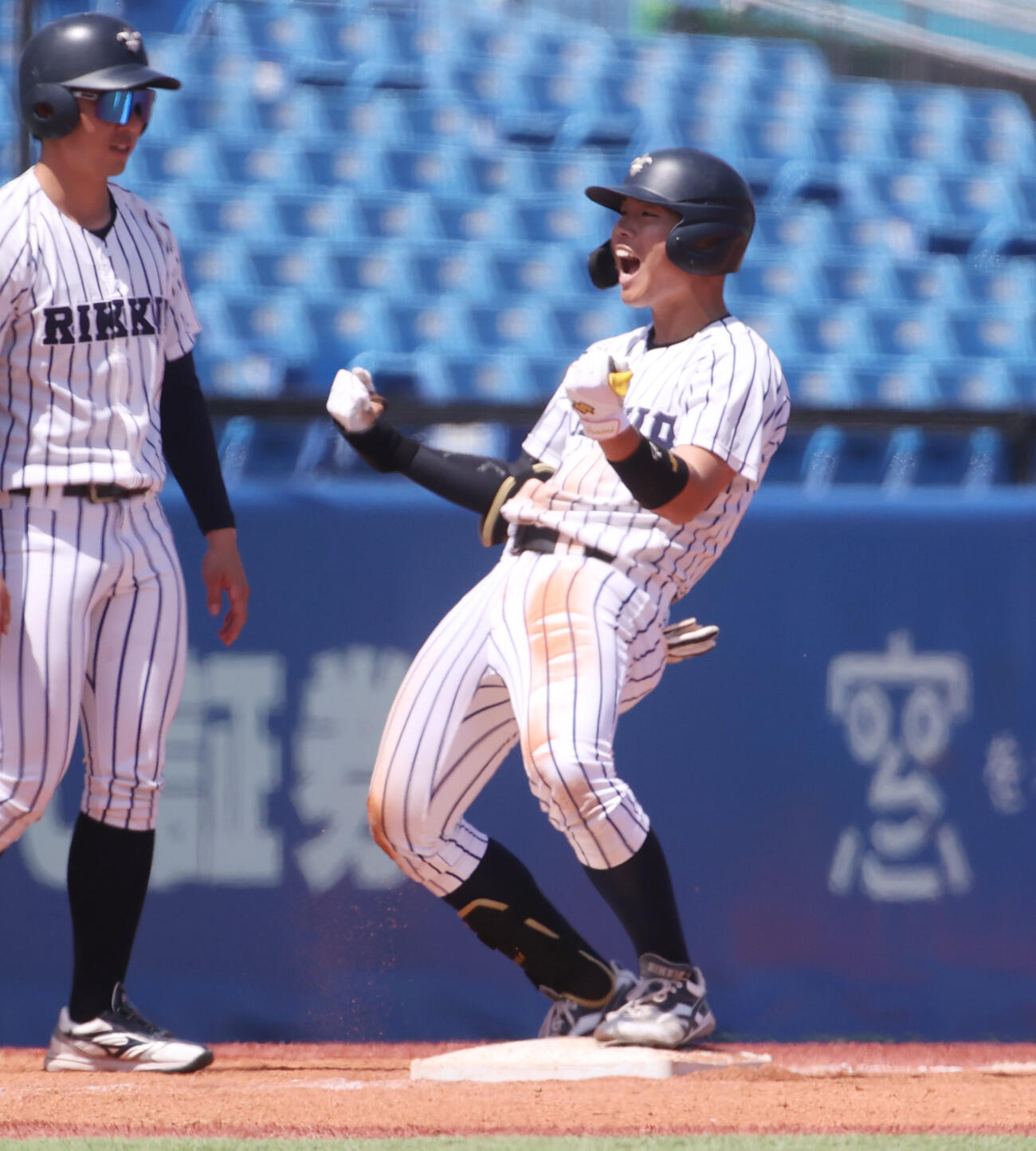 立大対慶大　3回表立大2死一、三塁、村本は適時三塁打を放ちガッツポーズする（撮影・柴田隆二）