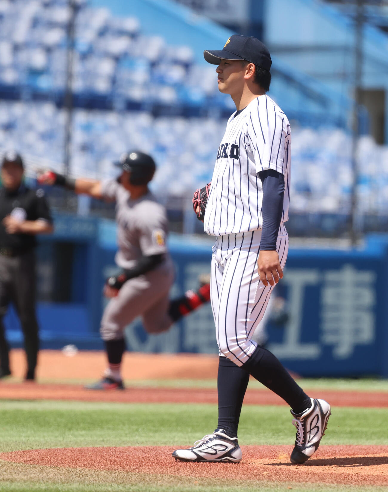 立大対慶大　3回裏慶大無死二塁、中塚に本塁打を浴びた立大・田中（撮影・柴田隆二）
