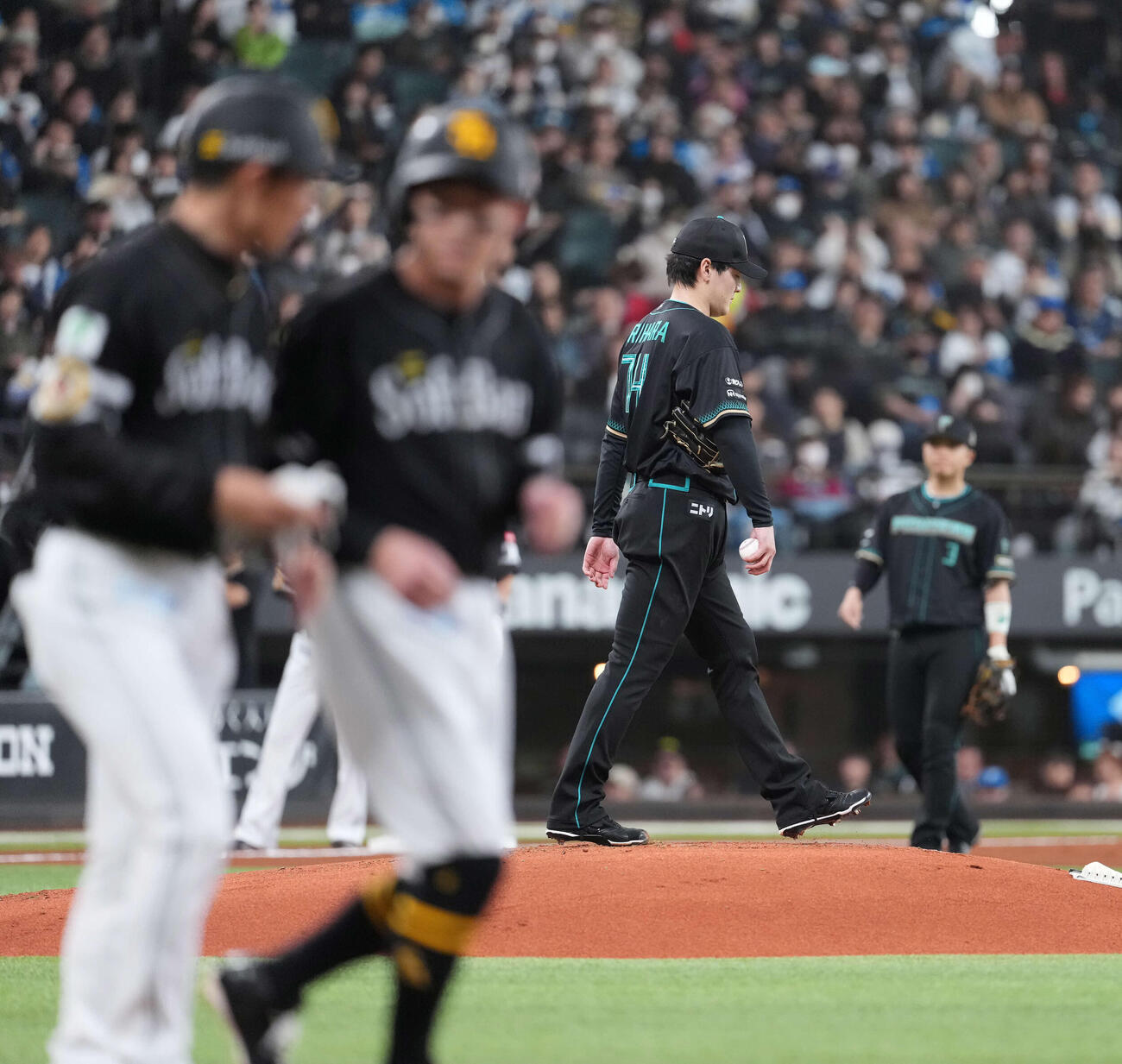 日本ハム対ソフトバンク　1回表ソフトバンク1死満塁、牧原大に押し出し四球を与えた有原（中央）（撮影・井上学）