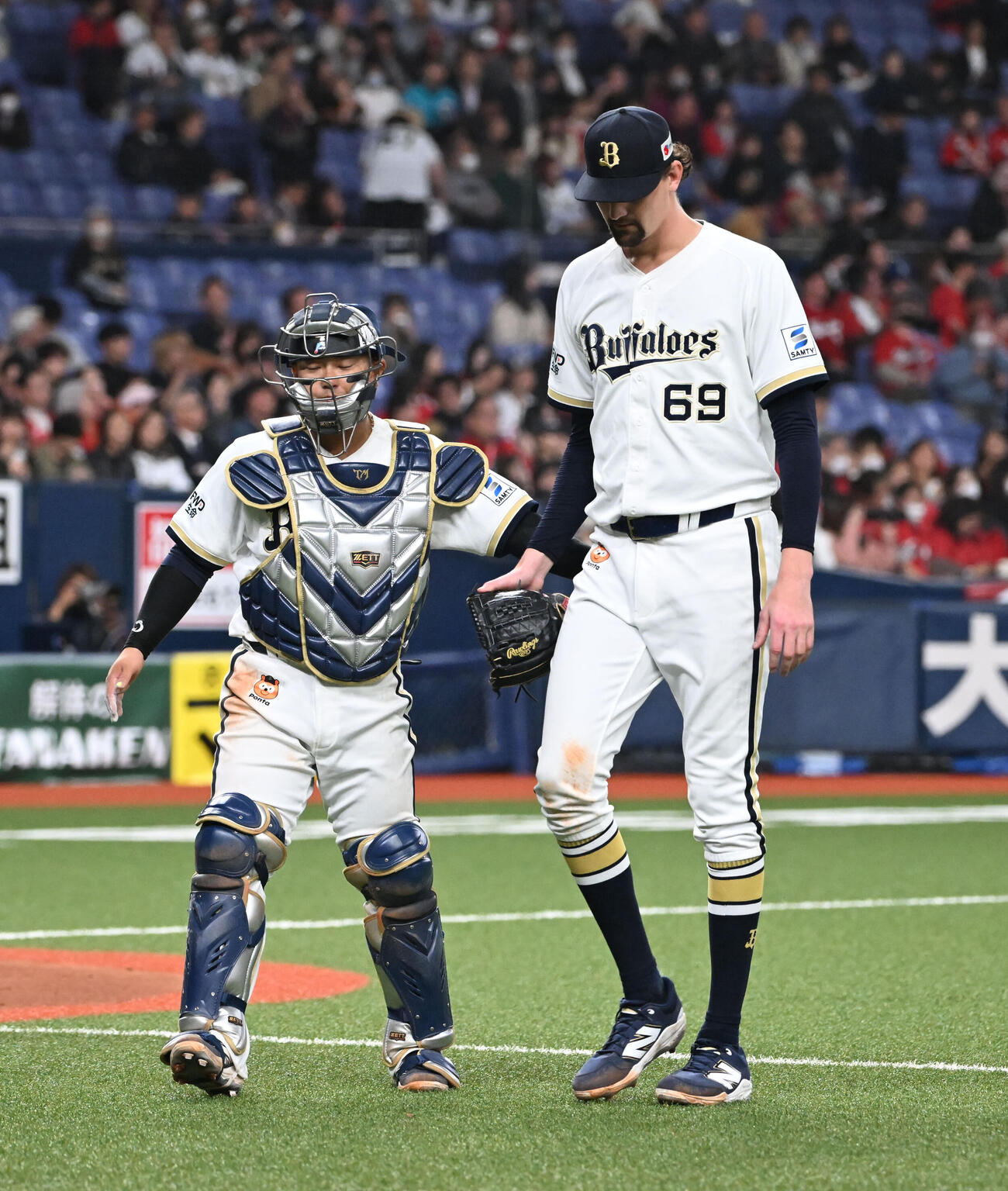 5回を投げ終え、捕手森友哉（左）とタッチを交わしたオリックス・ジェリー（撮影・和賀正仁）