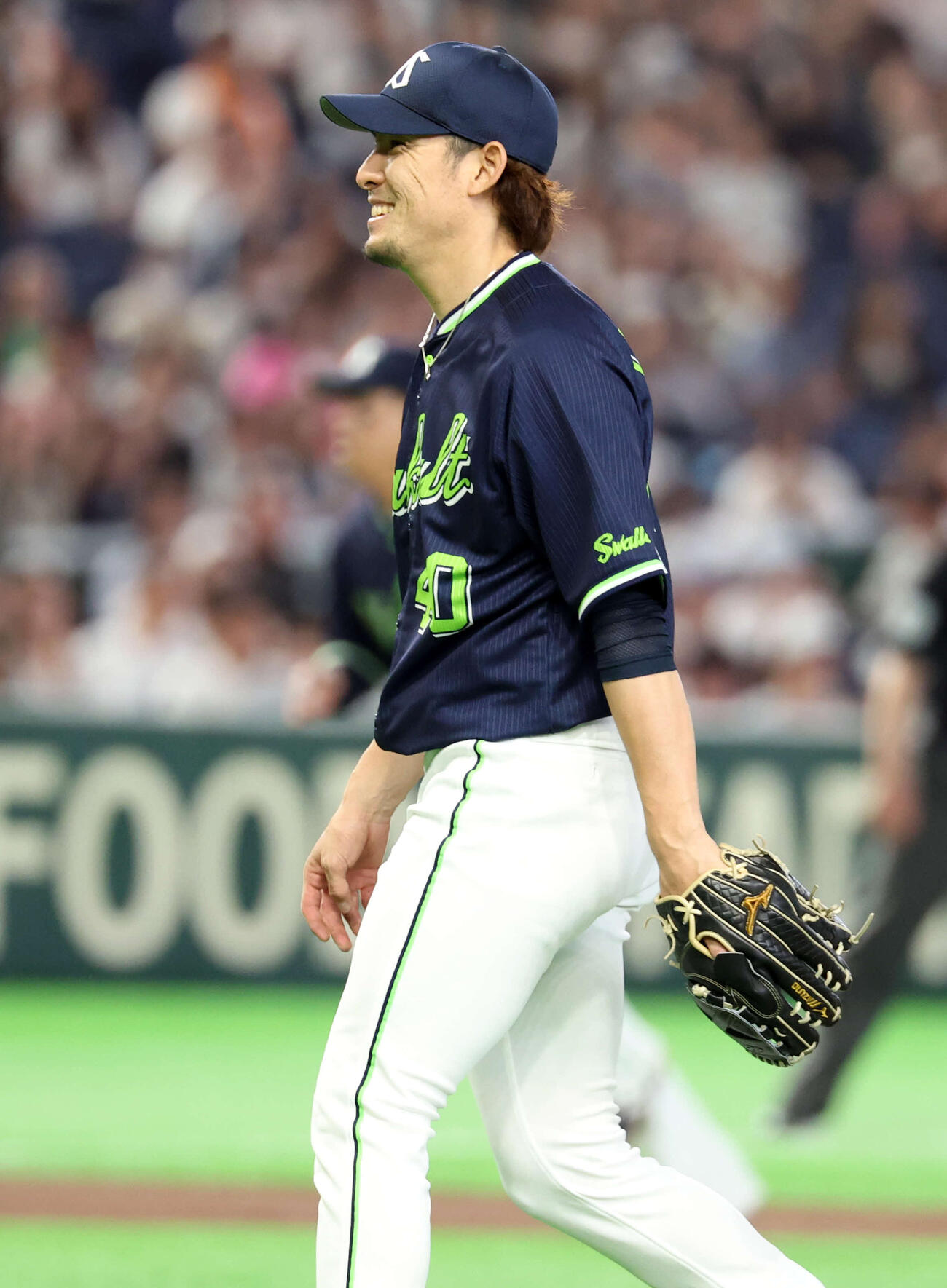 巨人対ヤクルト　6回裏巨人2死、佐々木を二塁ゴロに仕留め笑顔の高梨（撮影・浅見桂子）