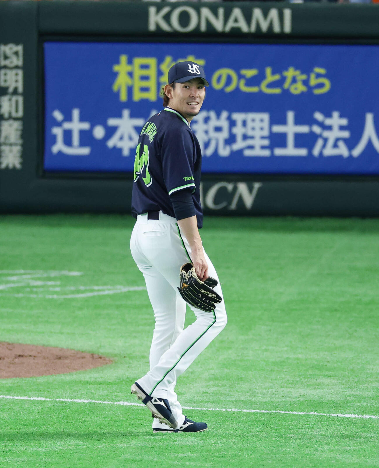 巨人対ヤクルト　6回裏を3人で抑え笑顔を見せる高梨（撮影・増田悦実）