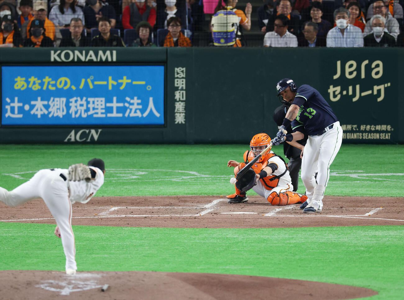 巨人対ヤクルト　3回表ヤクルト無死一塁、一ゴロを放つオスナ。投手は井上（撮影・増田悦実）