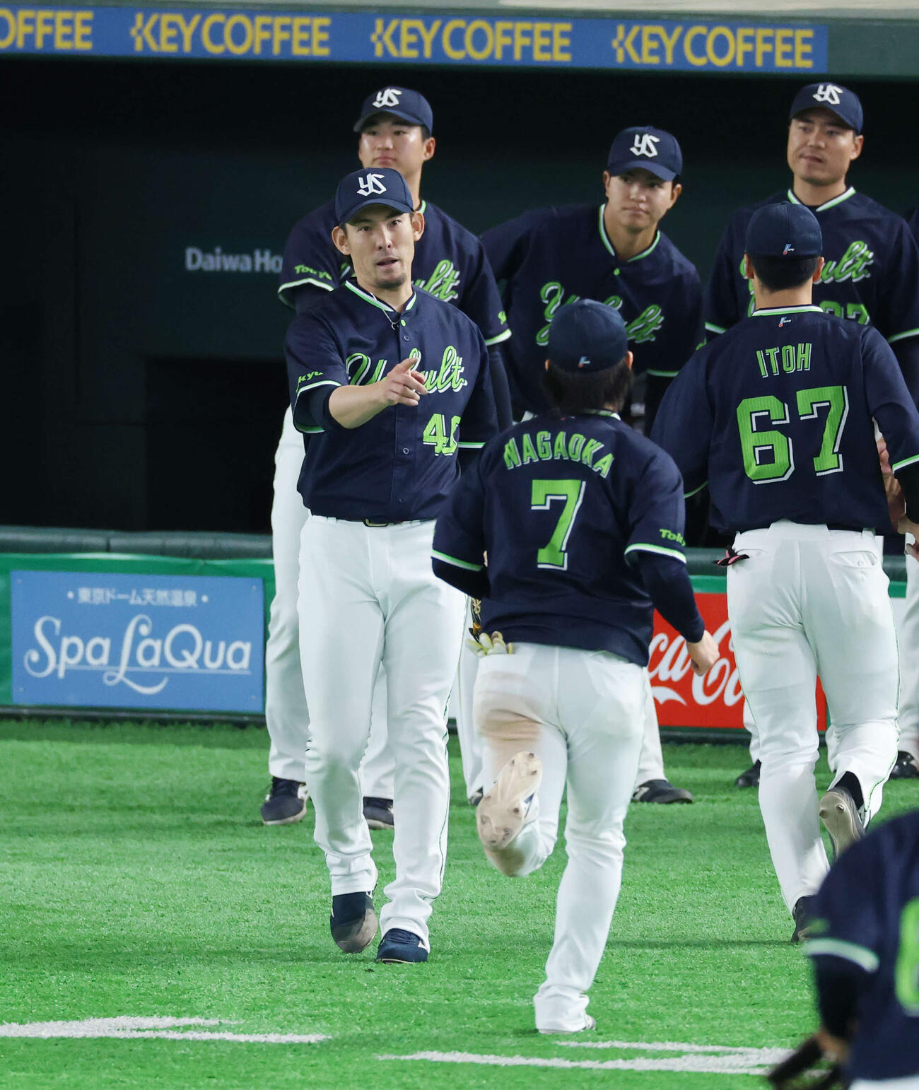 巨人対ヤクルト　4回裏を3人で抑えナインを出迎えるヤクルト高梨（撮影・増田悦実）