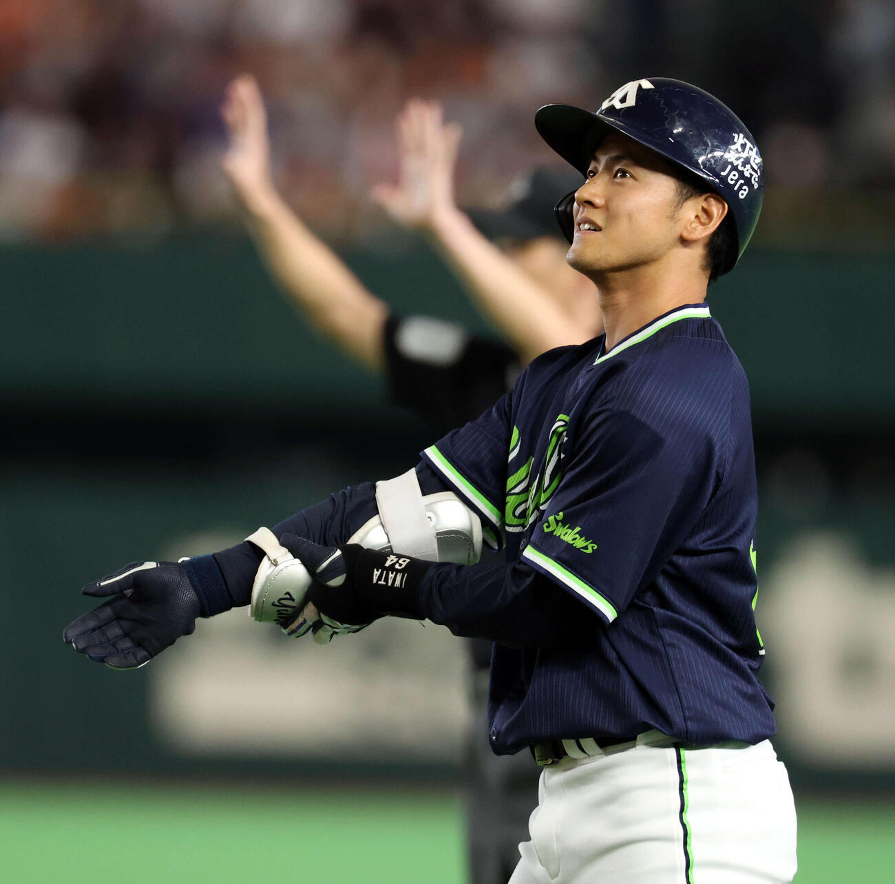 巨人対ヤクルト　5回表ヤクルト2死二、三塁、岩田は適時内野安打を放ち笑顔（撮影・浅見桂子）