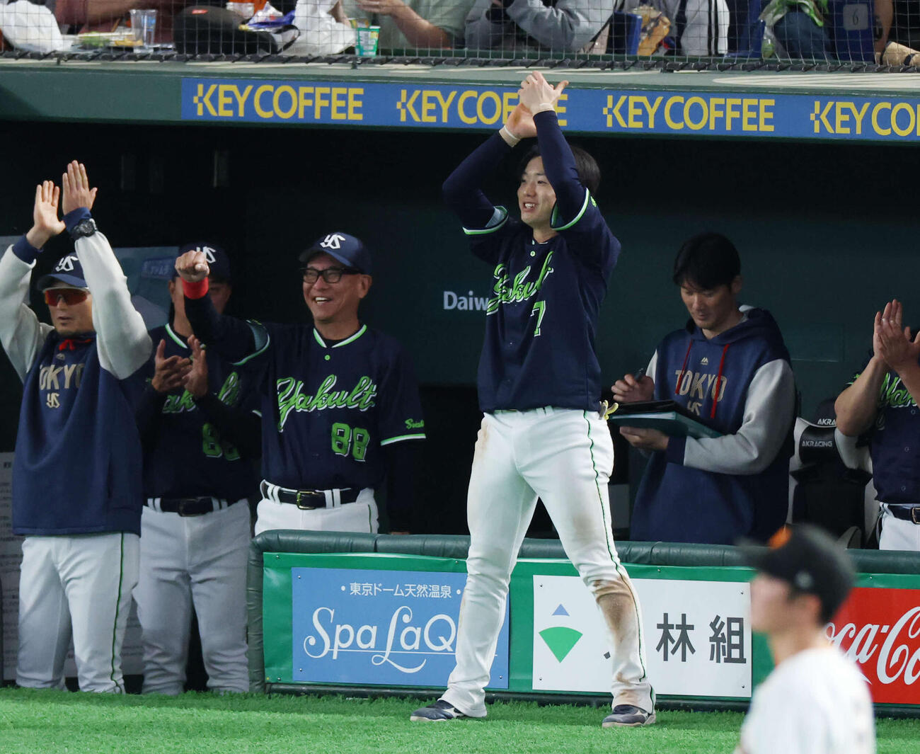 巨人対ヤクルト　5回表ヤクルト2死二、三塁、岩田の適時内野安打に喜ぶ池山監督（左）と長岡（撮影・増田悦実）