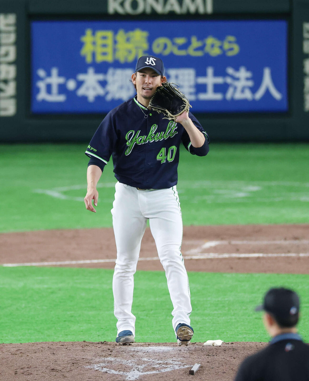 巨人対ヤクルト　4回裏巨人1死、遊ゴロをさばいた長岡に声をかける高梨（撮影・増田悦実）