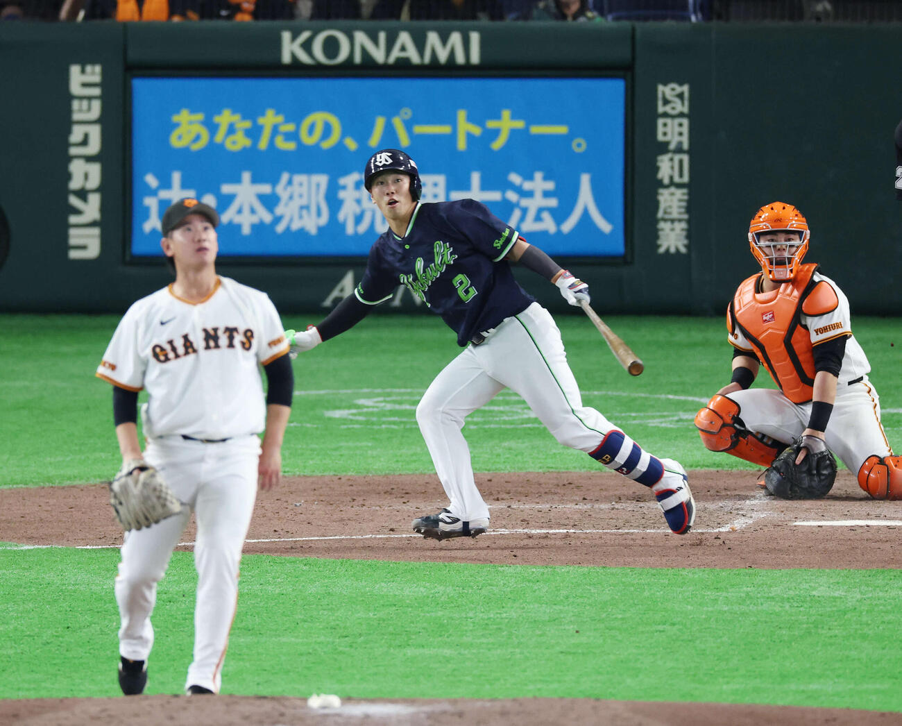 巨人対ヤクルト　5回表ヤクルト1死一塁、二塁打を放つ長岡。投手は井上（撮影・増田悦実）