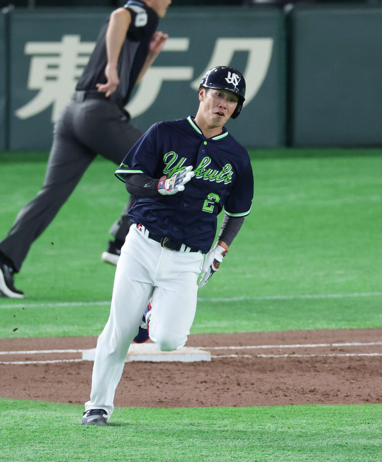 巨人対ヤクルト　5回表ヤクルト1死一塁、二塁打を放つ長岡。投手は井上（撮影・増田悦実）