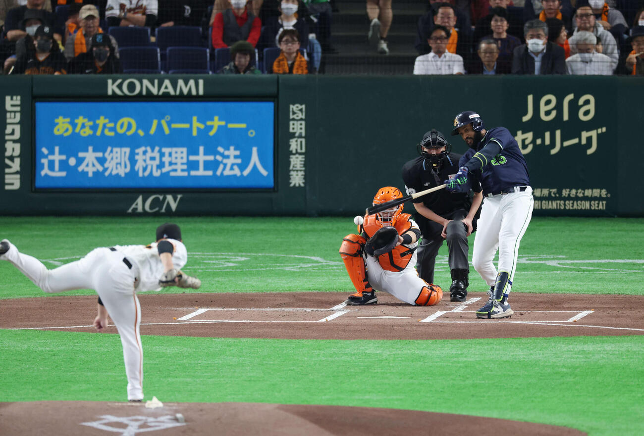 巨人対ヤクルト　1回表ヤクルト1死、安打を放つサンタナ。投手は井上（撮影・増田悦実）