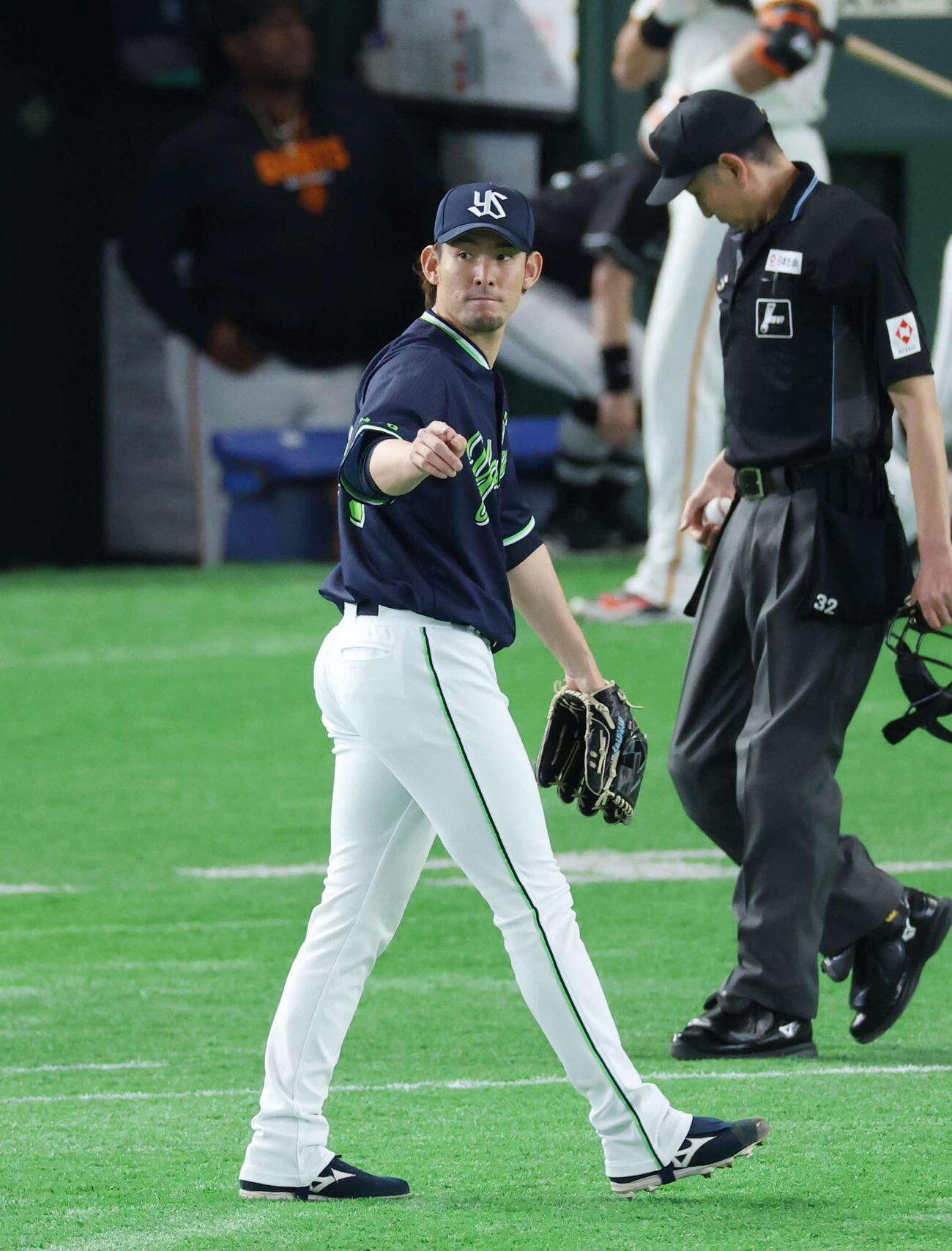 巨人対ヤクルト　1回裏を3人で抑えベンチへ戻る高梨（撮影・増田悦実）