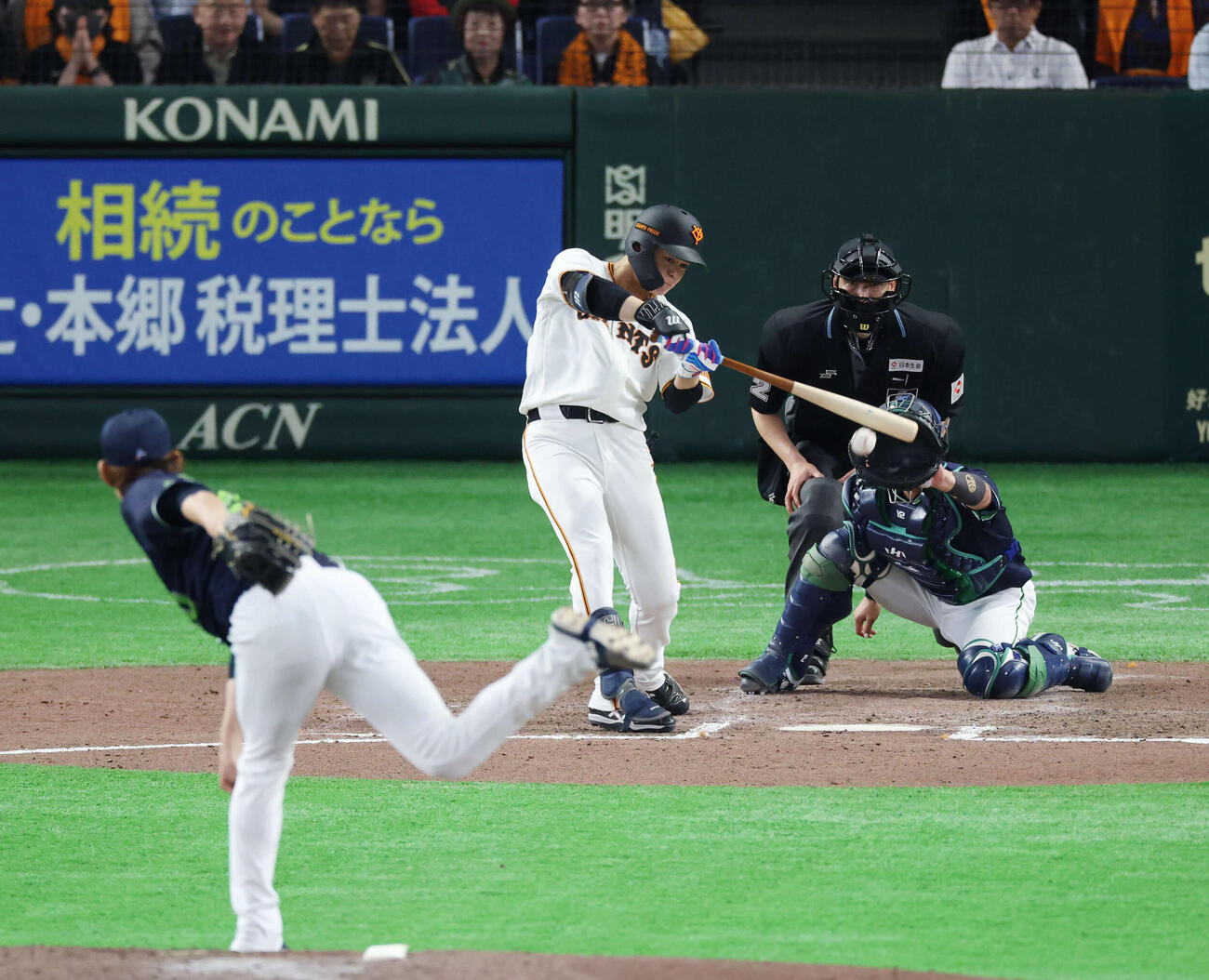 巨人対ヤクルト　7回裏巨人1死、安打を放つ中山。投手は高梨（撮影・増田悦実）