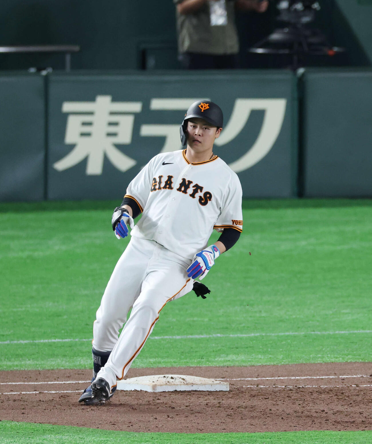 巨人対ヤクルト　7回裏巨人1死、安打を放つ中山。投手は高梨（撮影・増田悦実）