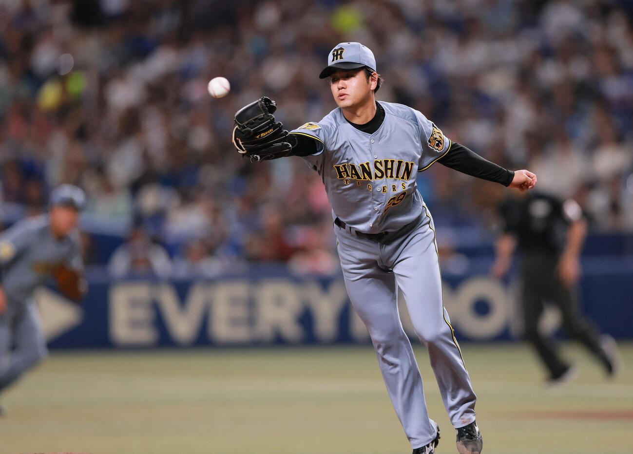 中日対阪神　4回裏中日1死、高橋は細川の打球に反応するが内野安打となる（撮影・上山淳一）