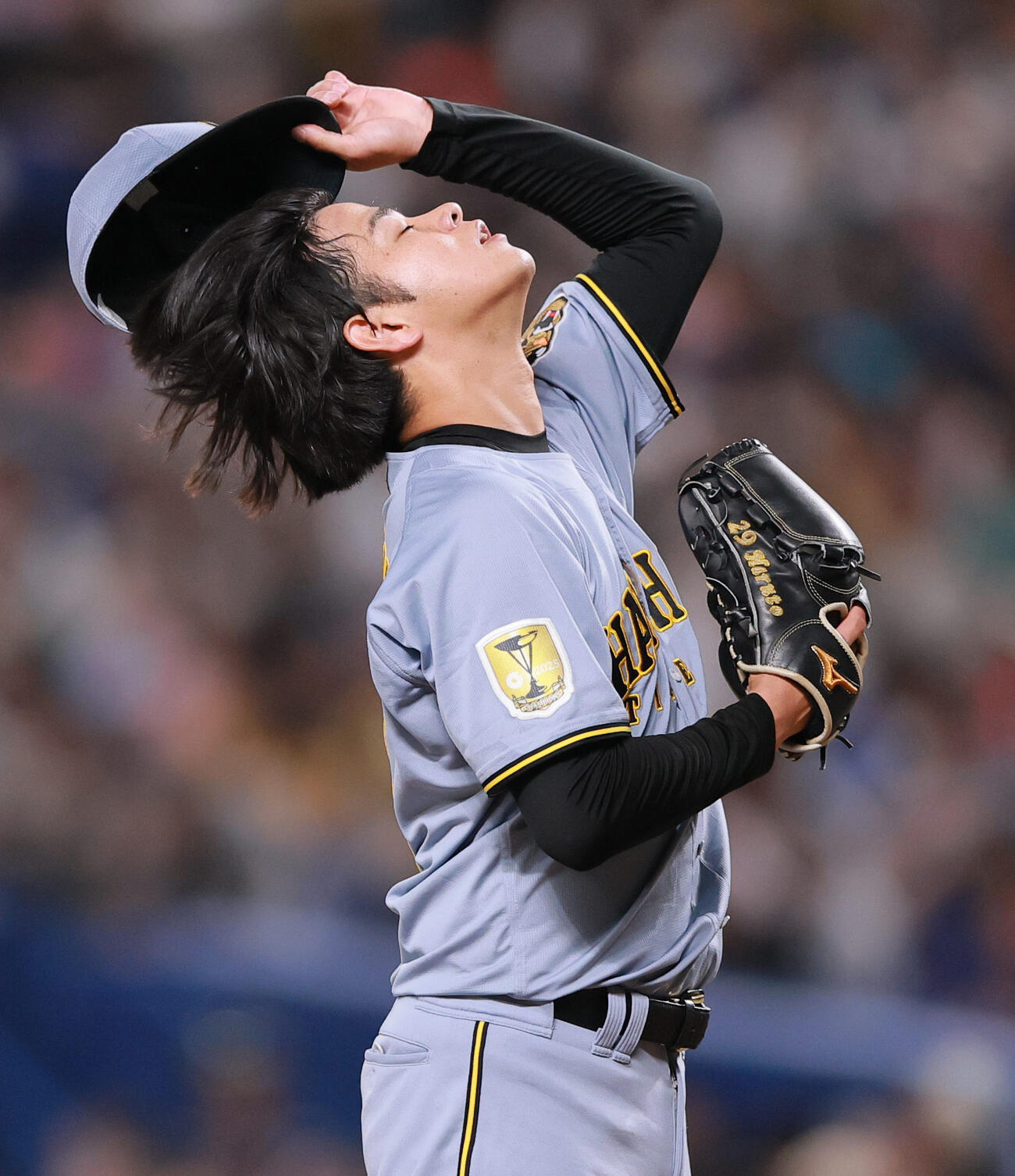 中日対阪神　4回裏、帽子をとる高橋（撮影・上山淳一）