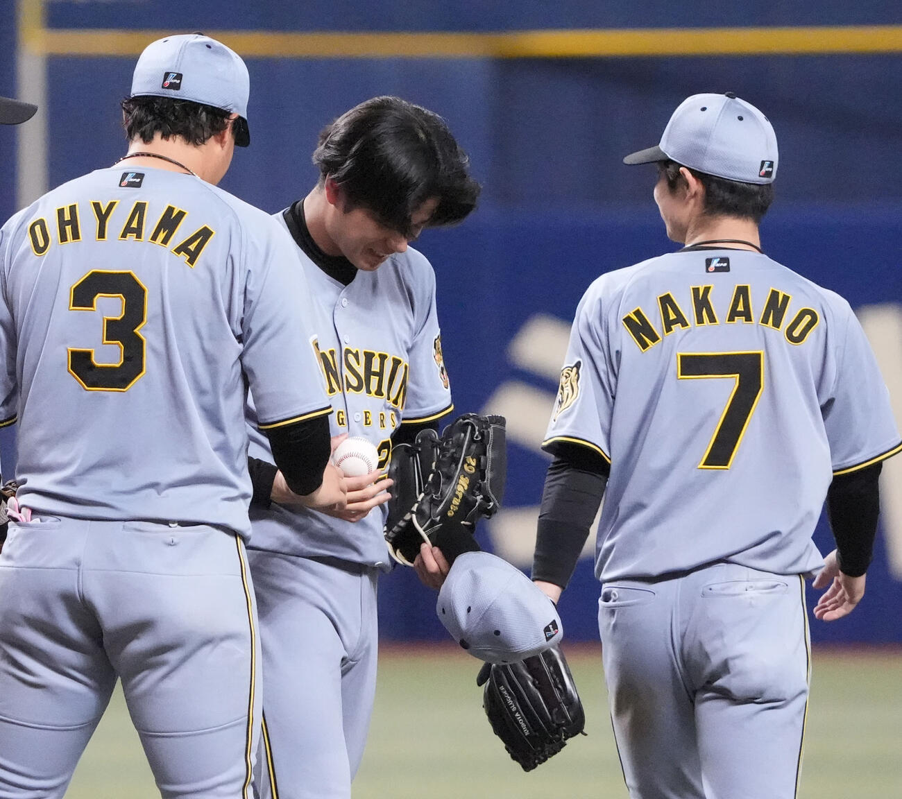 中日対阪神　試合終了、高橋（中央）は完封勝利し大山から勝利球を受け取る（撮影・森本幸一）