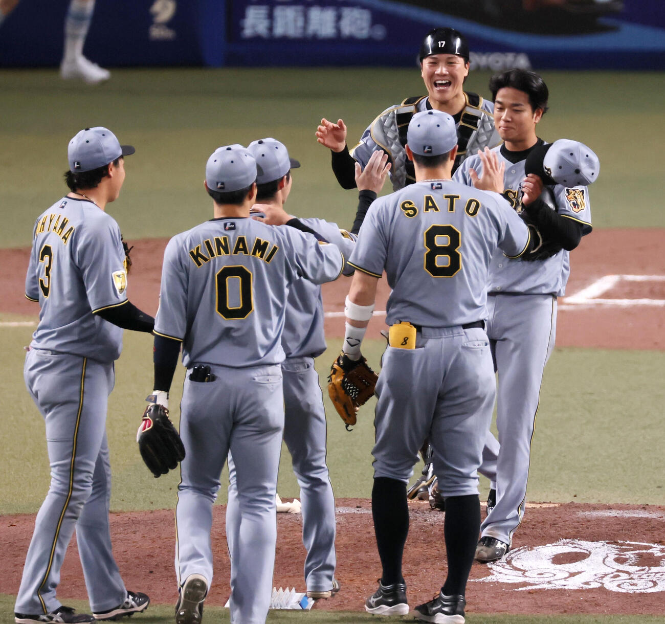 中日対阪神　中日に勝利し少し笑顔を見せながらナインとタッチする阪神高橋（撮影・加藤哉）