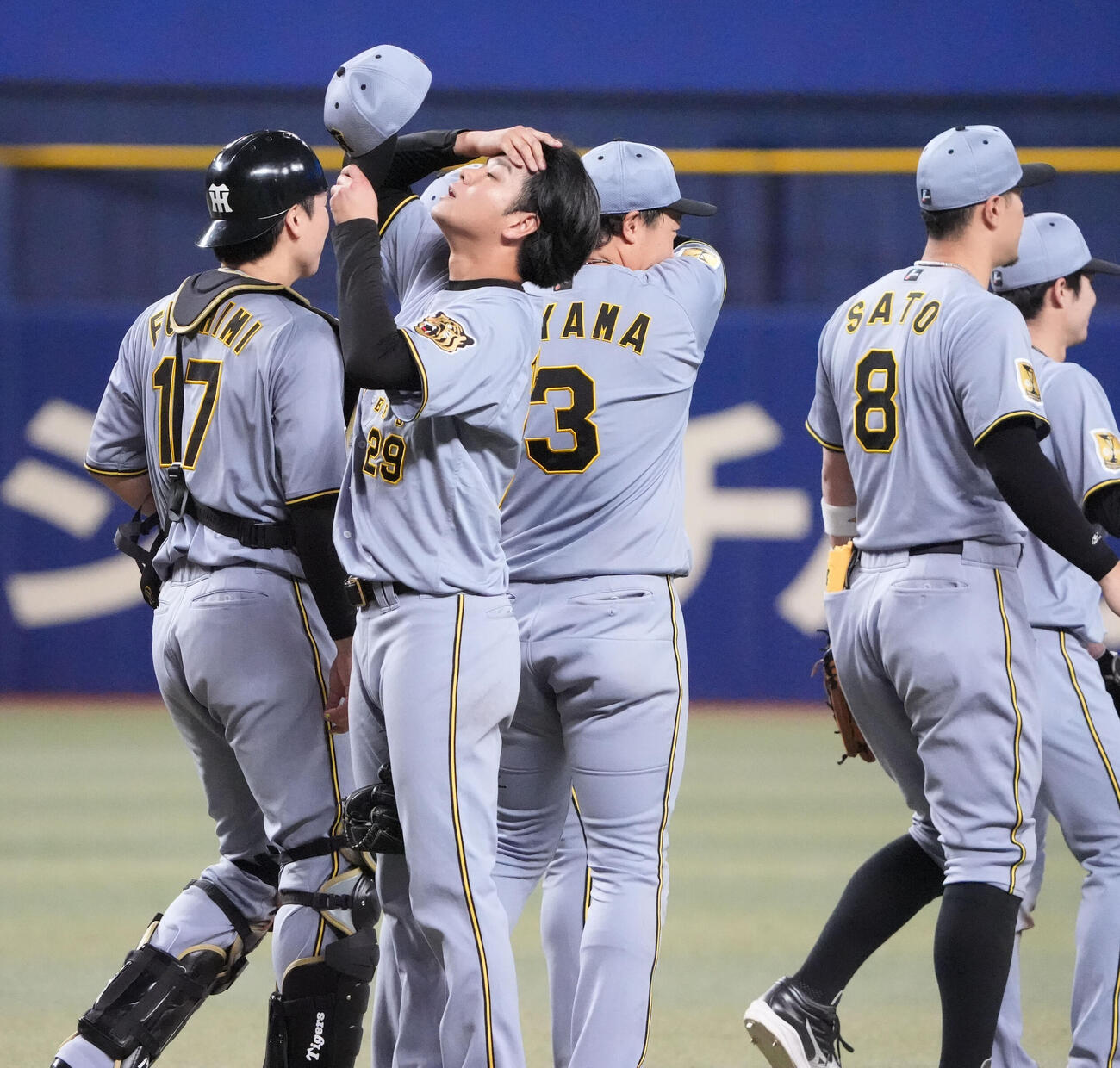中日対阪神　試合終了、高橋（左から2人目）は完封勝利し汗をふく（撮影・森本幸一）