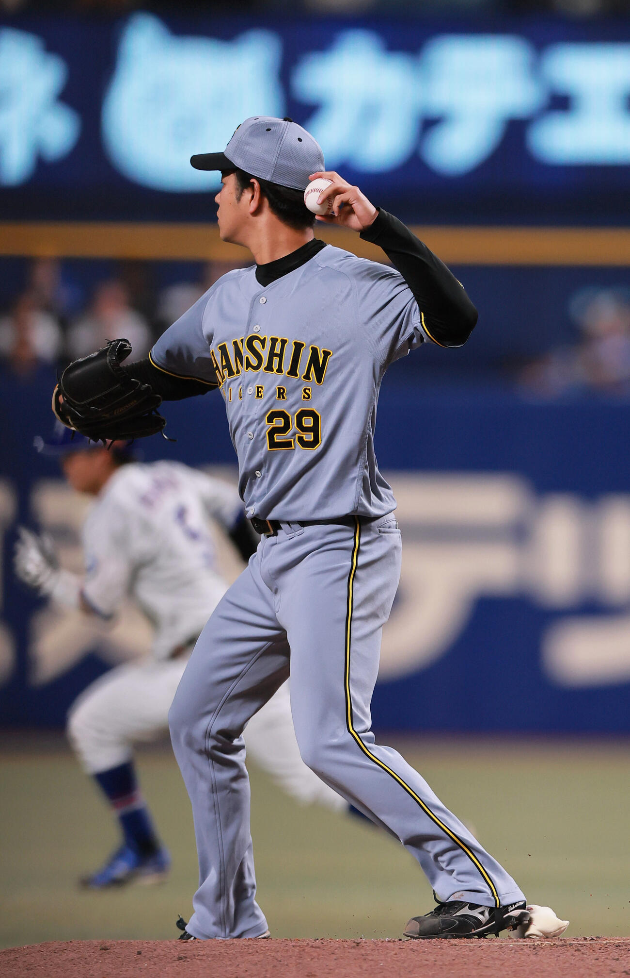 中日対阪神　2回裏中日2死一塁、一走村松の盗塁を刺す高橋（撮影・上山淳一）