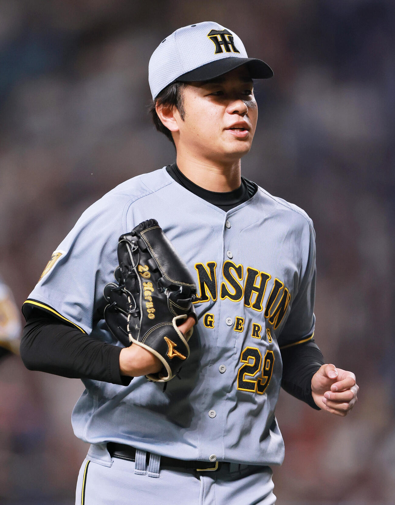 中日対阪神　2回裏中日2死一塁、一走村松の盗塁を刺し笑顔でベンチへ引き揚げる高橋（撮影・上山淳一）