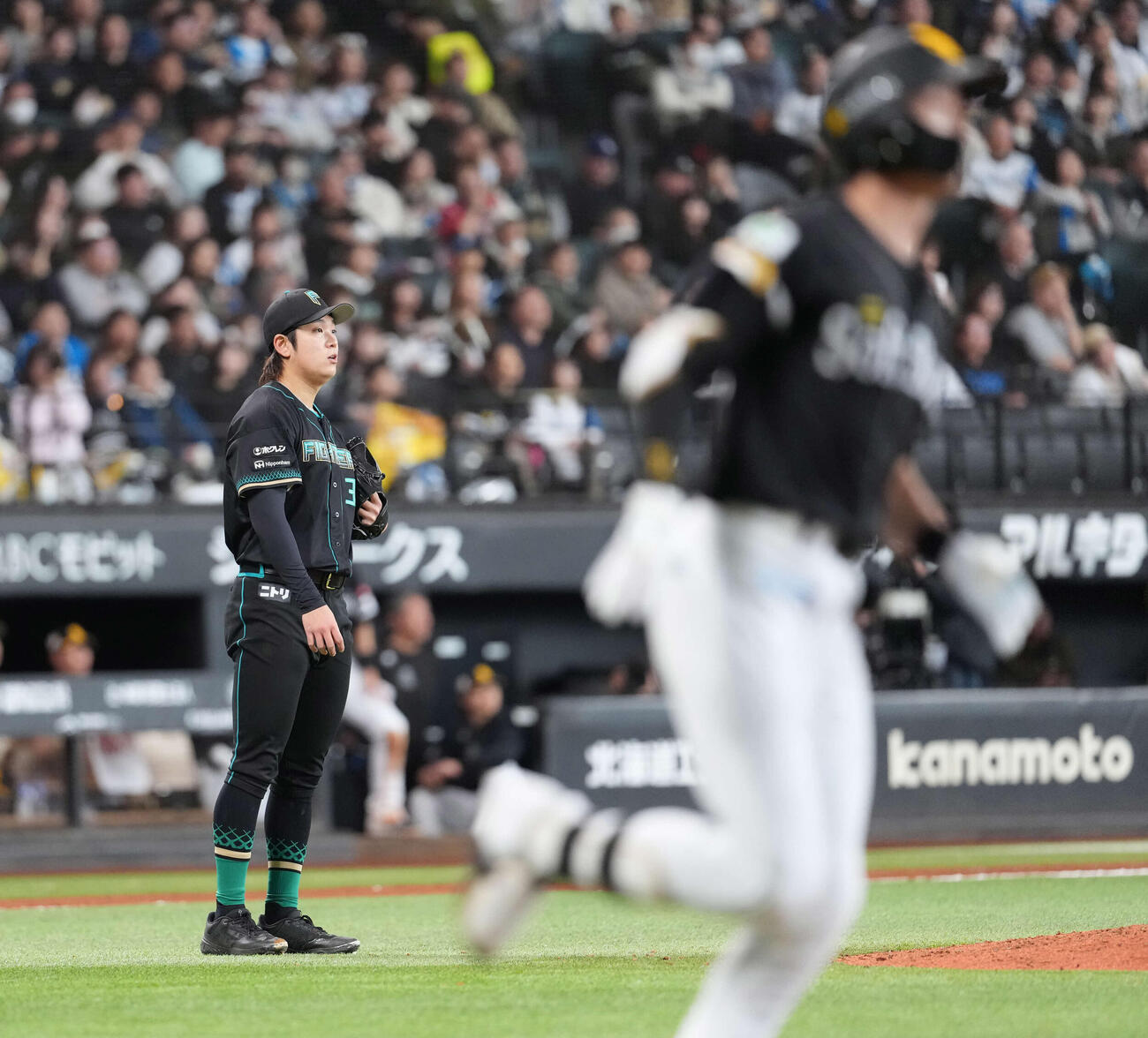 日本ハム対ソフトバンク　7回表ソフトバンク1死一塁、周東に2点本塁打を浴びる古林睿煬（撮影・井上学）