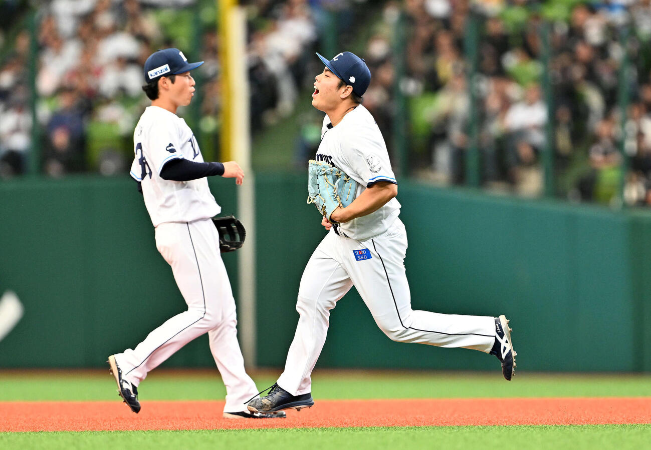 西武対ロッテ　5回表ロッテ無死、西川を投ゴロに打ち取りさけぶ平良（右）（撮影・滝沢徹郎）