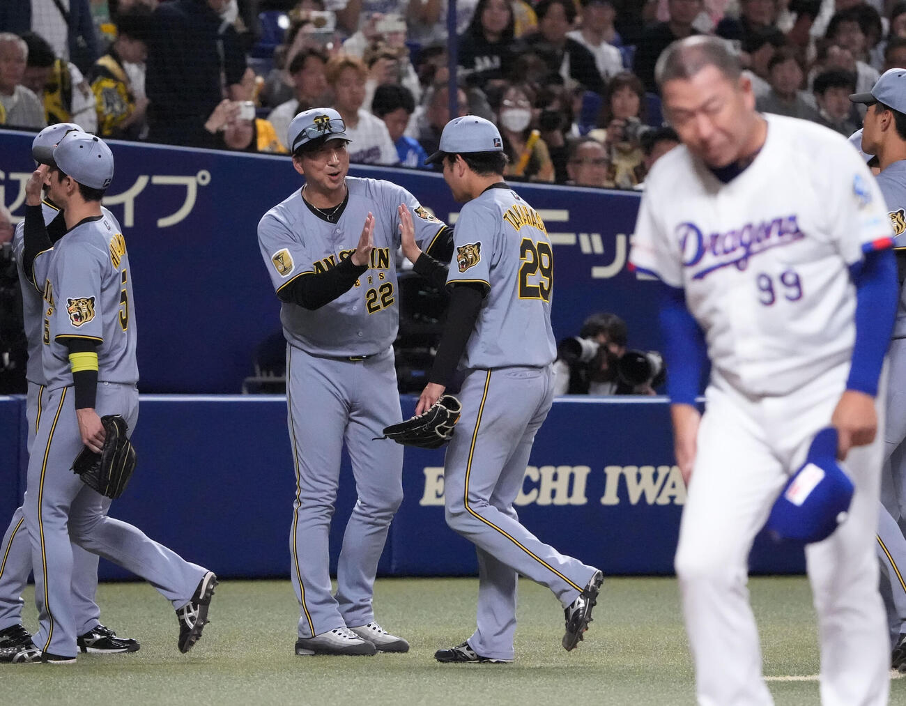 中日対阪神　試合終了、藤川監督（左から3人目）は高橋らナインを迎える（撮影・森本幸一）