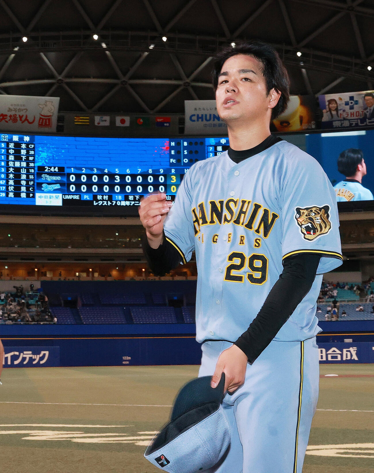 中日対阪神　阪神高橋は中日打線を5安打10奪三振で完封しファンの声援に帽子を取る（撮影・上山淳一）