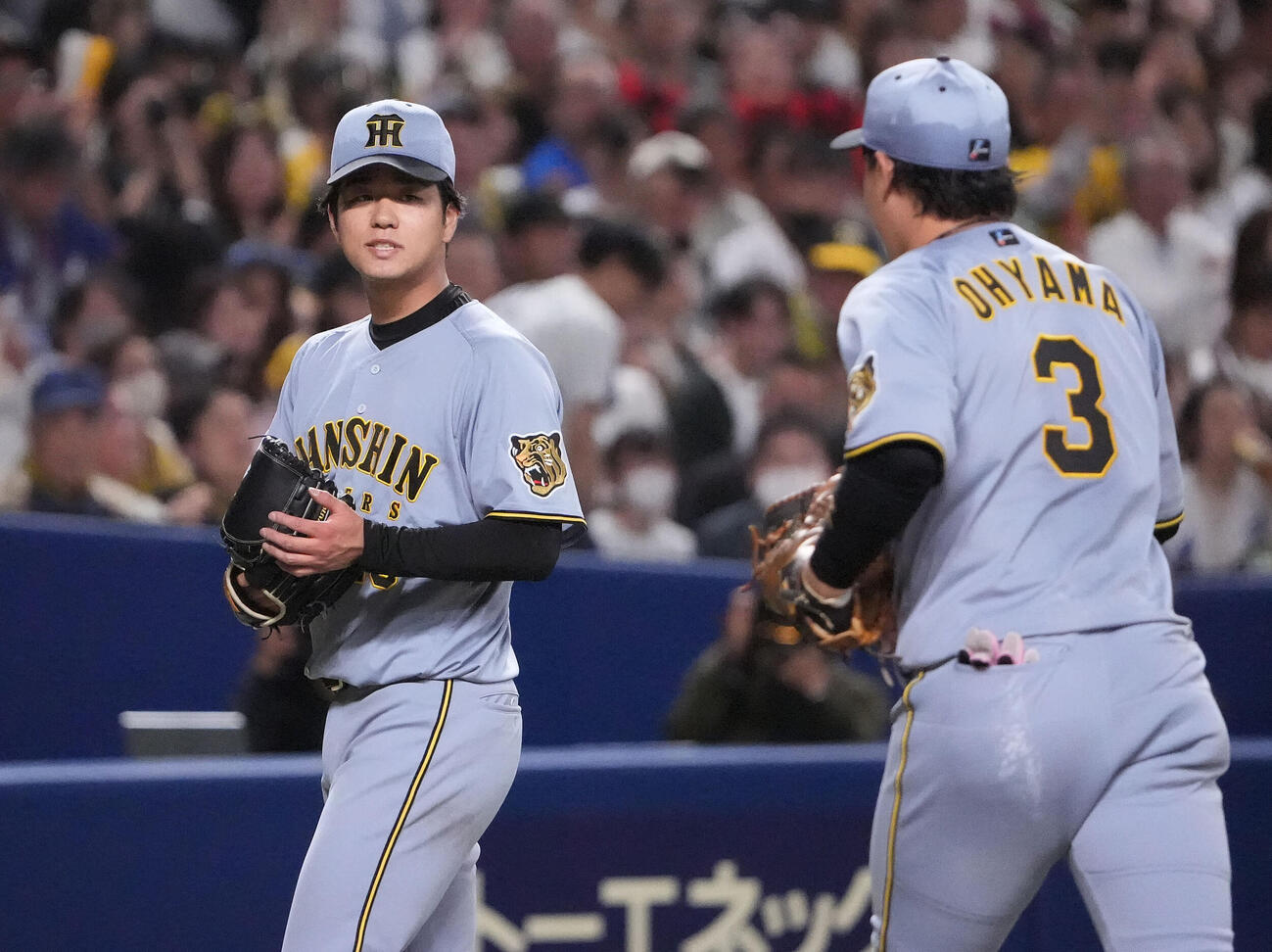 中日対阪神　4回終了、高橋（左）は大山を迎える（撮影・森本幸一）