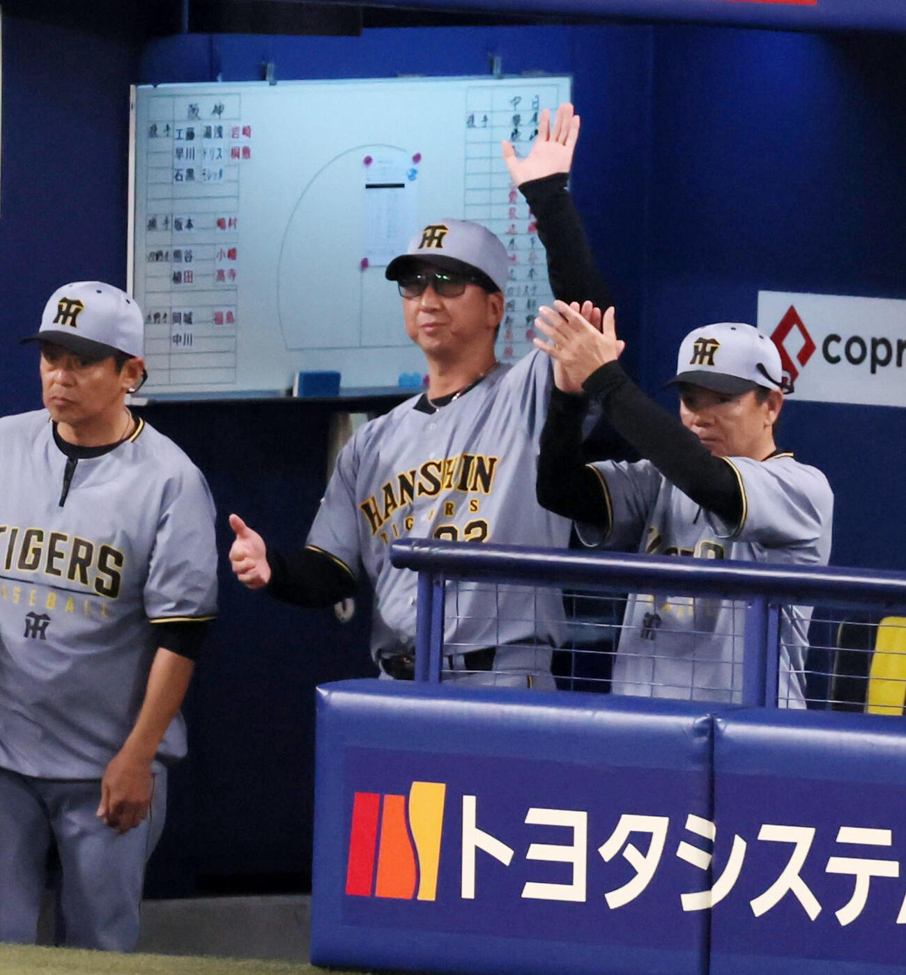 中日対阪神　5回表阪神2死一、二塁、中野の中越え適時二塁打にベンチの中で手を上げる藤川監督（撮影・加藤哉）