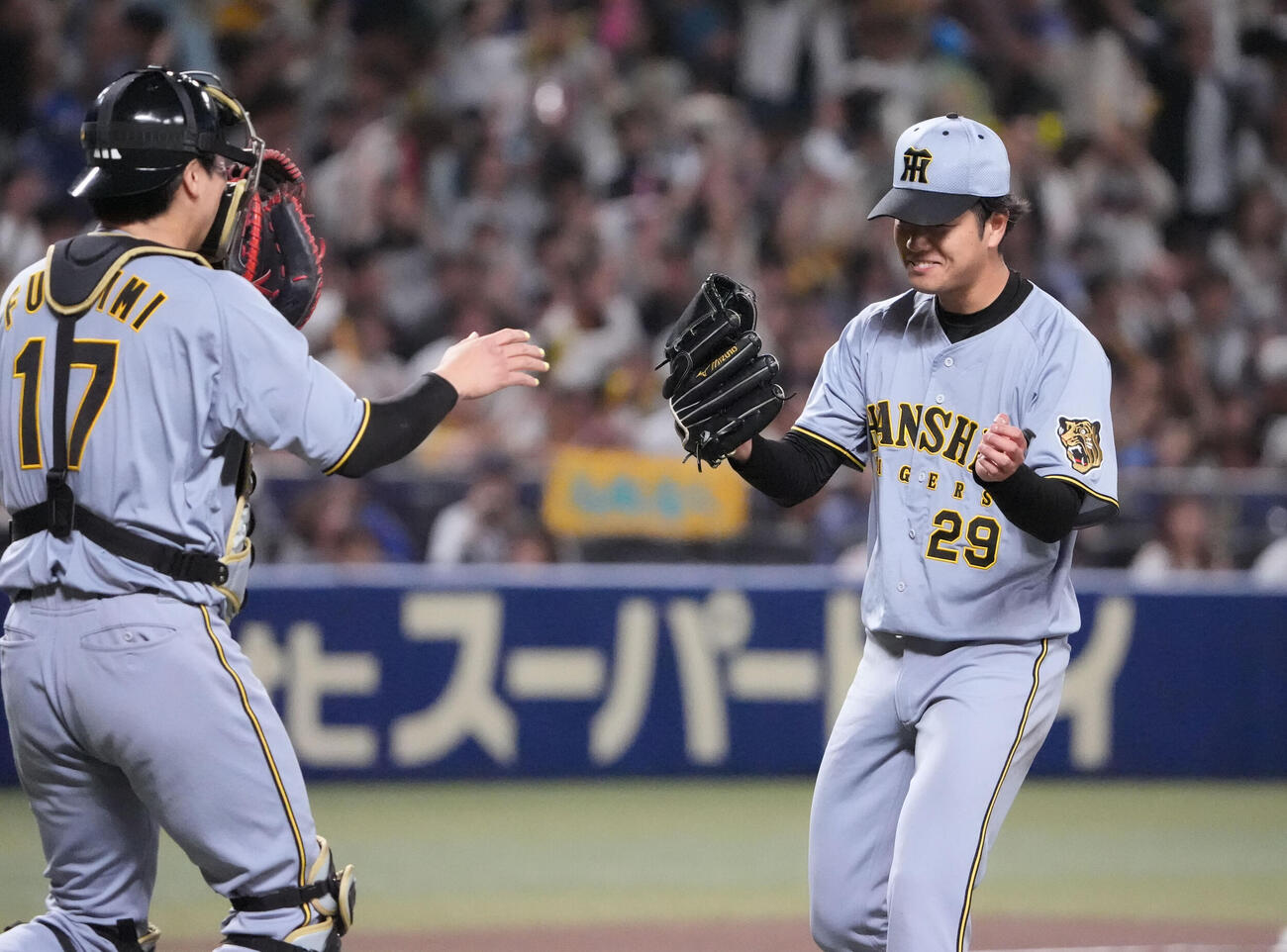 中日対阪神　試合終了、高橋（右）は完封勝利し伏見と喜ぶ（撮影・森本幸一）