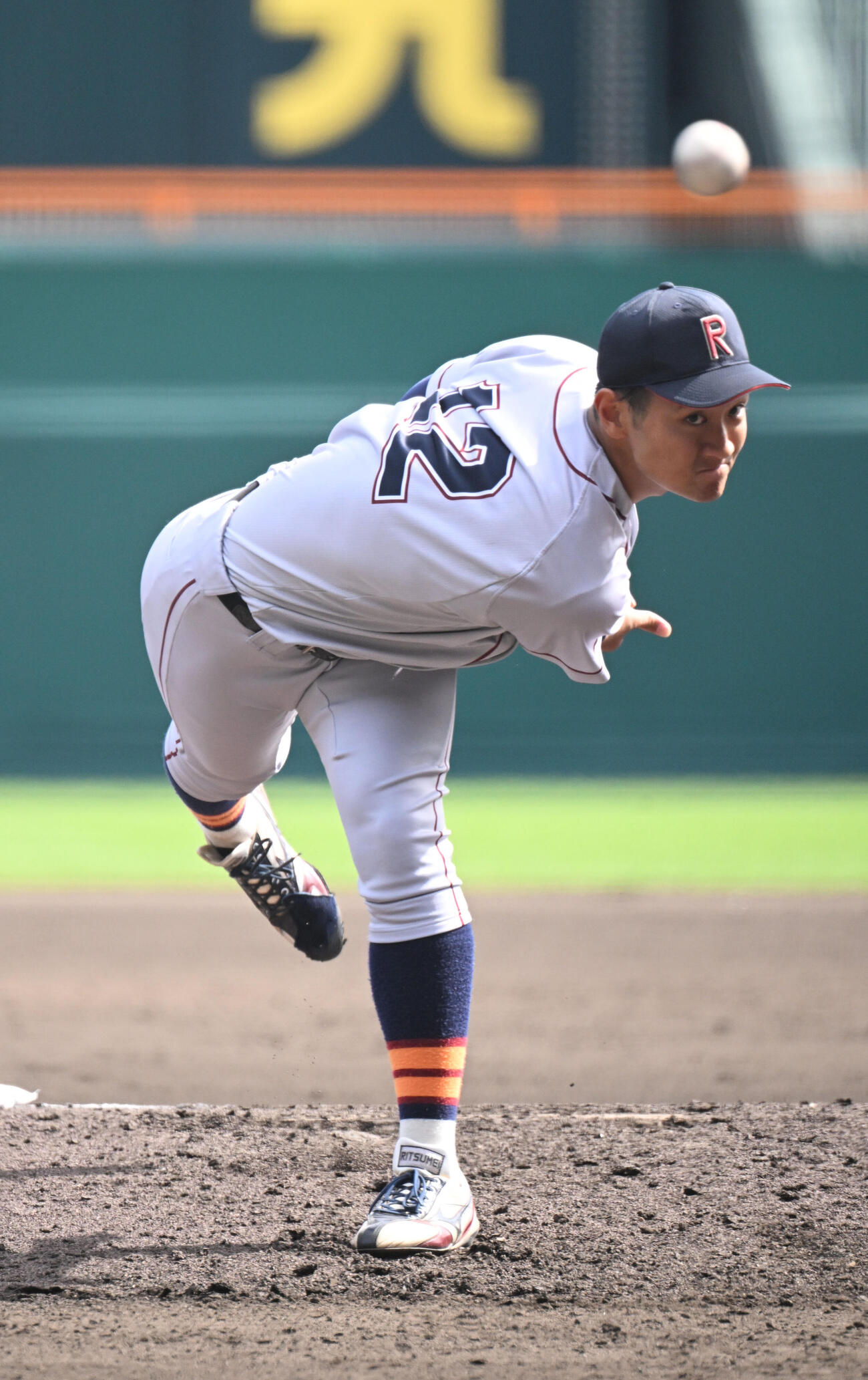 近大対立命大　2回、立命大2番手で登板する若田部（撮影・和賀正仁）