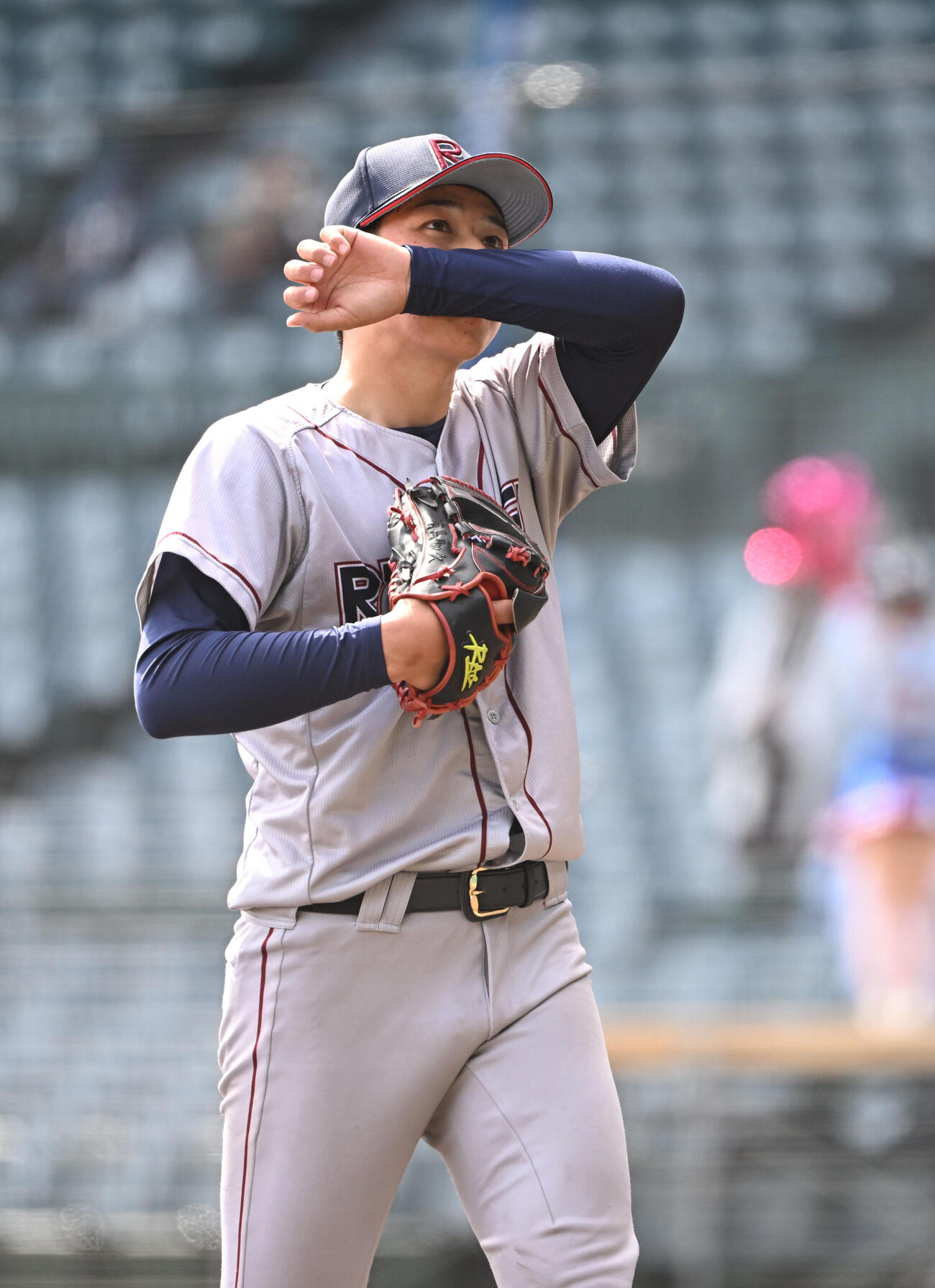 近大対立命大　初回に4失点しベンチに戻る立命大有馬（撮影・和賀正仁）