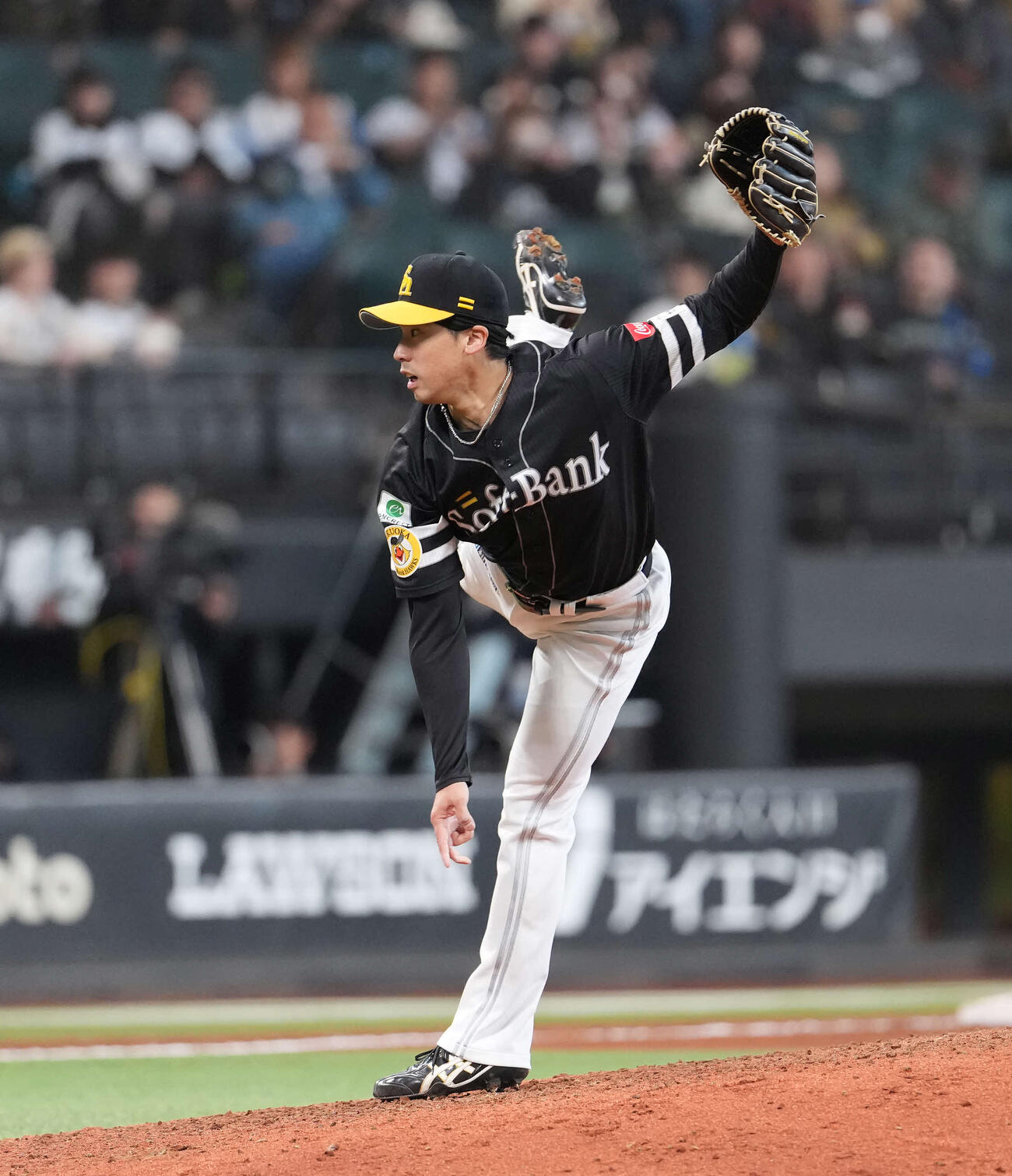 日本ハム対ソフトバンク　力投するソフトバンク尾形（撮影・井上学）