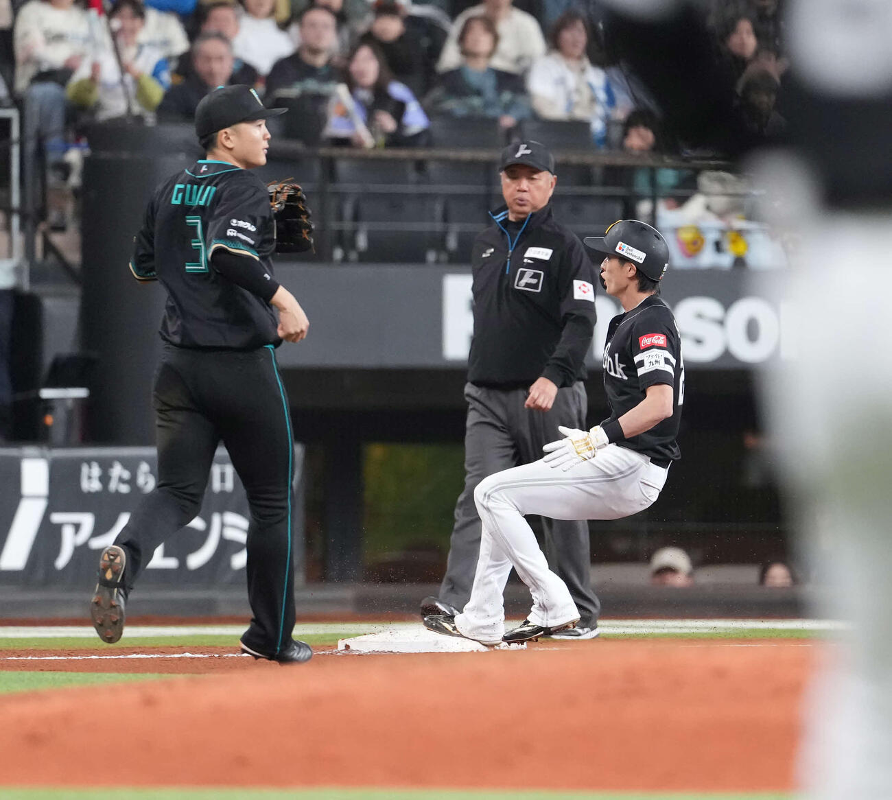 日本ハム対ソフトバンク　5回表ソフトバンク無死一、三塁、海野のスクイズで三塁に進塁する周東（撮影・井上学）