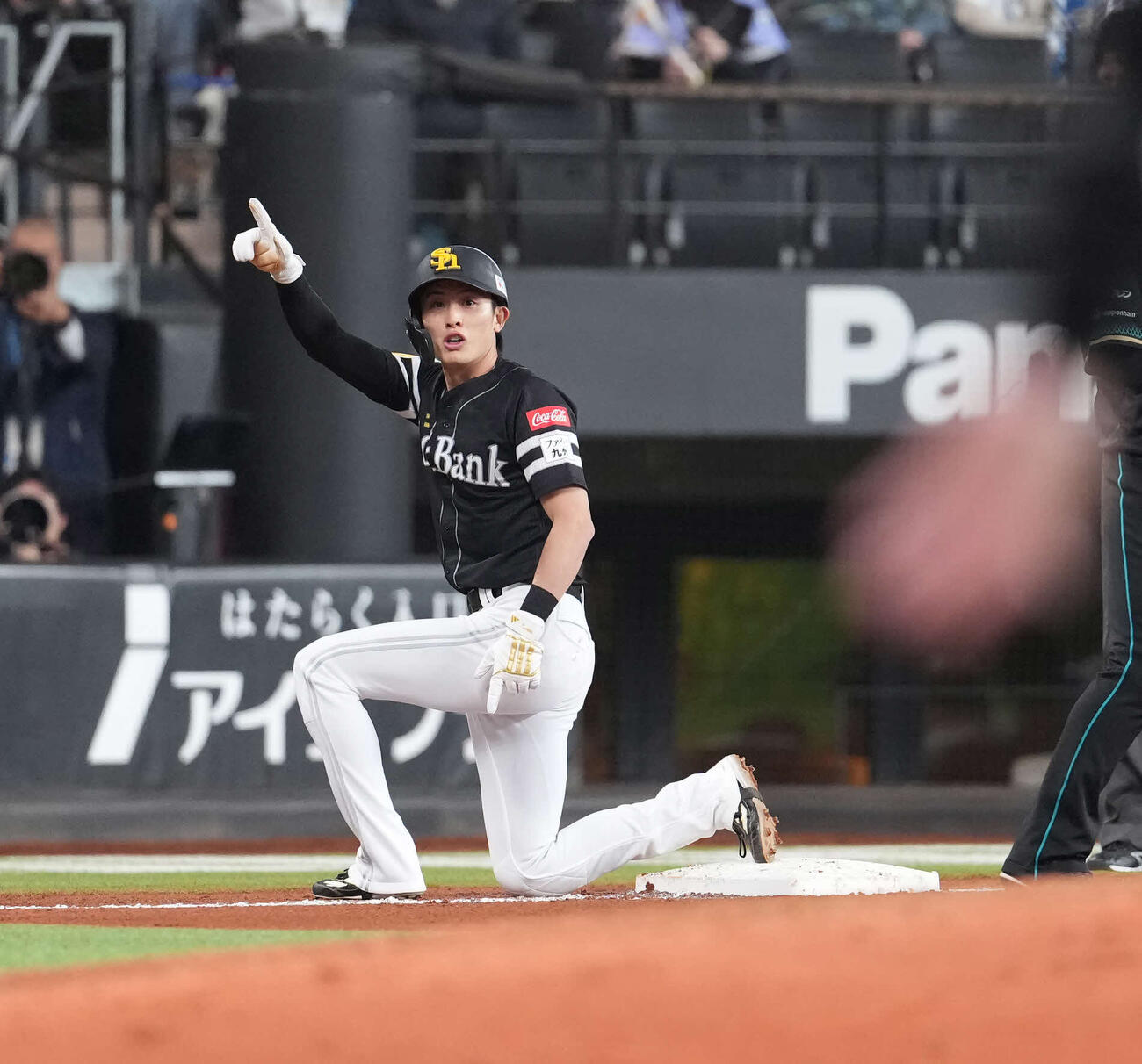 日本ハム対ソフトバンク　5回表ソフトバンク無死一、三塁、海野のスクイズで三塁に進塁する周東（撮影・井上学）