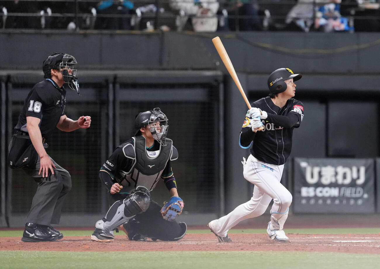 日本ハム対ソフトバンク　5回表ソフトバンク1死三塁、犠飛を放つ川瀬（撮影・井上学）