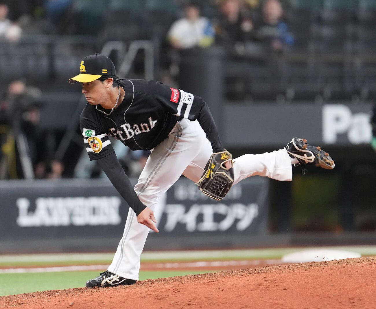 日本ハム対ソフトバンク　力投するソフトバンク尾形（撮影・井上学）