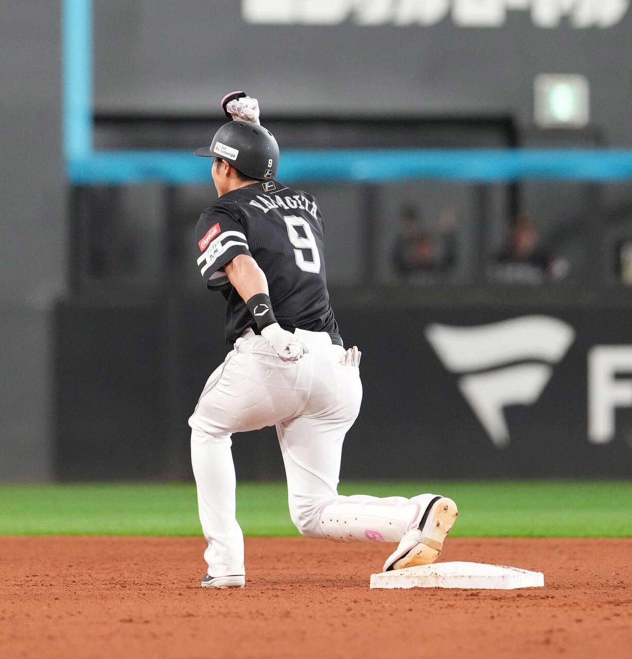 日本ハム対ソフトバンク　8回表ソフトバンク無死一、二塁、適時二塁打を放つ柳田（撮影・井上学）